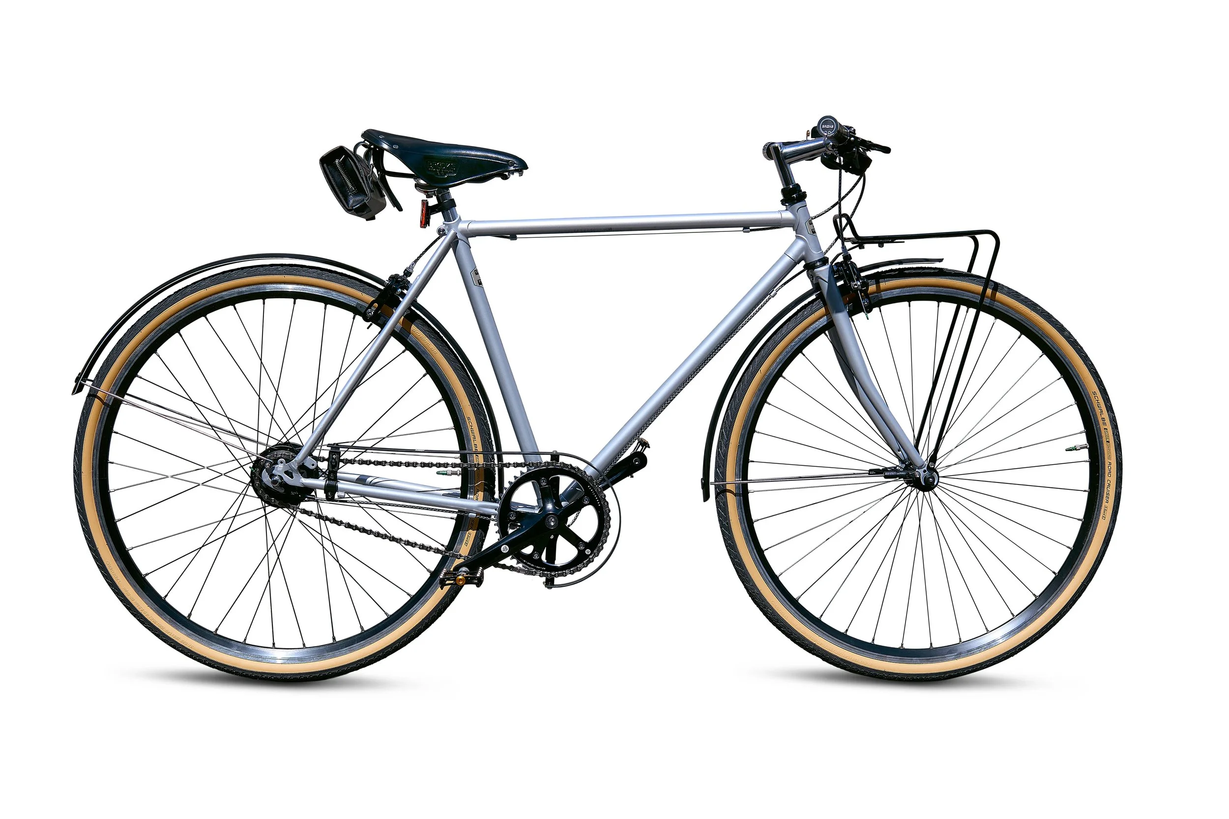 Ein silbernes Fahrrad mit schwarzen Reifen, braunen Reifenwänden, Schutzblechen, einer small Tasche auf dem Gepäckträger und einer schwarzen Sitzeinheit.