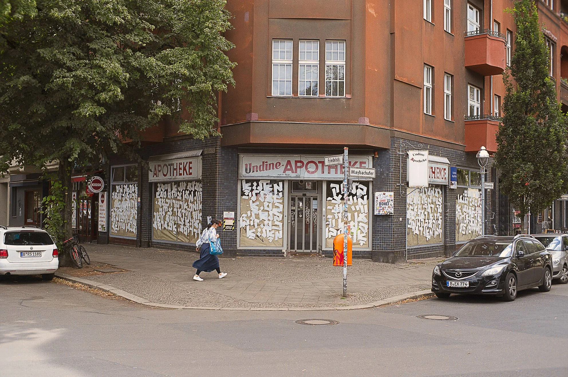 This is an Intervention! Yiddish calligraphy intervention. Berlin. 2020.