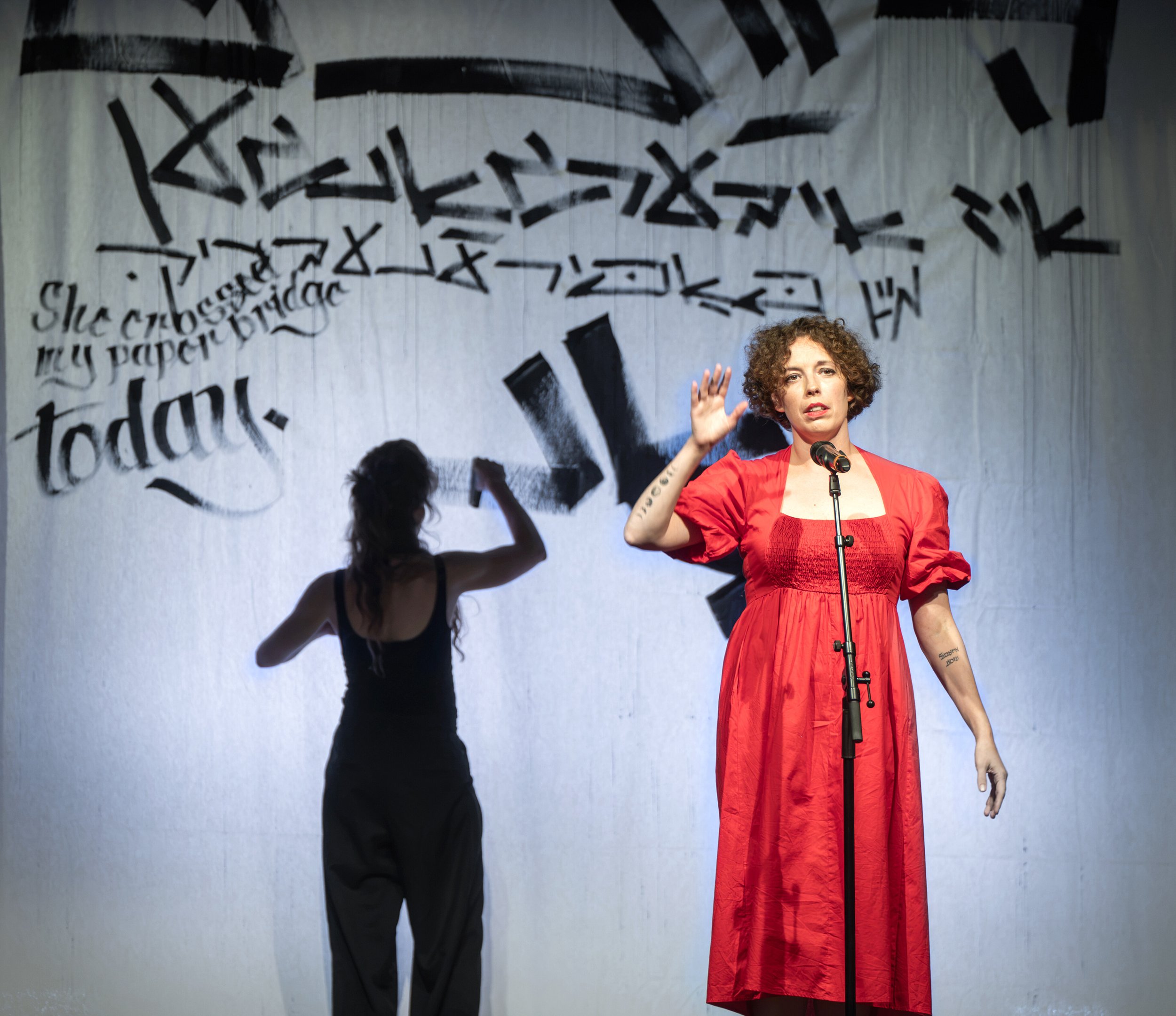 Papirene Brikn. Between Letter, Word and Song, a live painting performance. Weimar 2026.