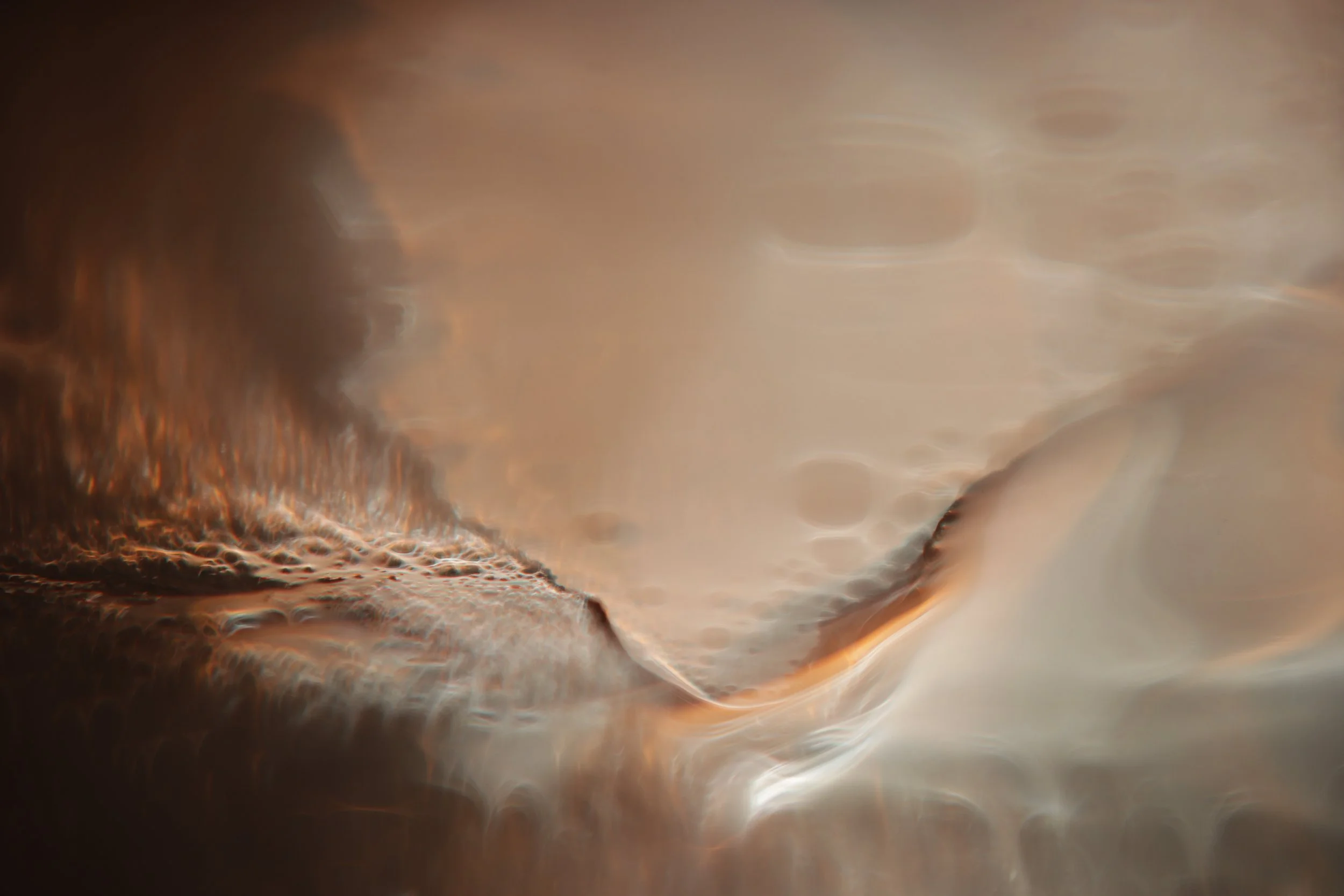 Mouvement d'eau figé par l'acte photographique dans un style paysager abstrait.