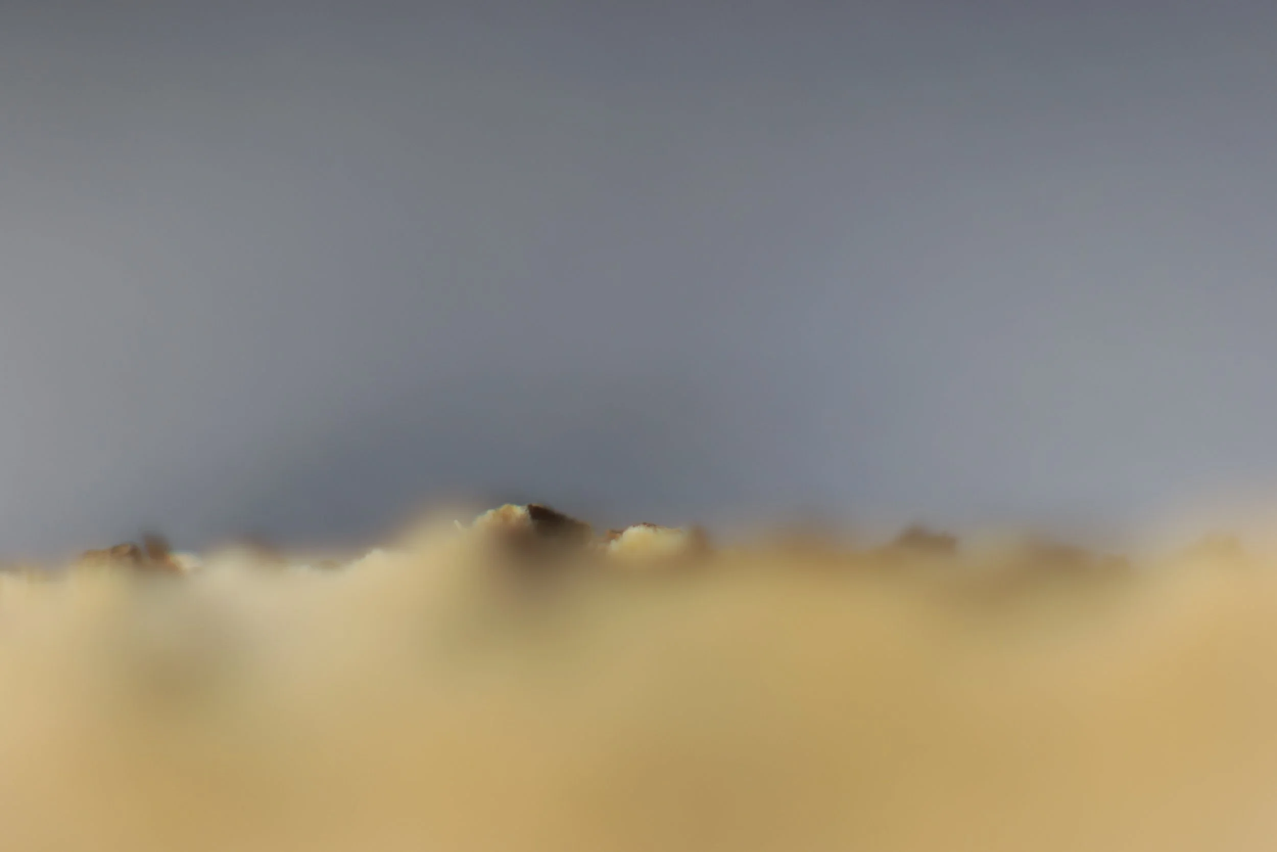 Sommet d'une montagne émergeant du brouillard.