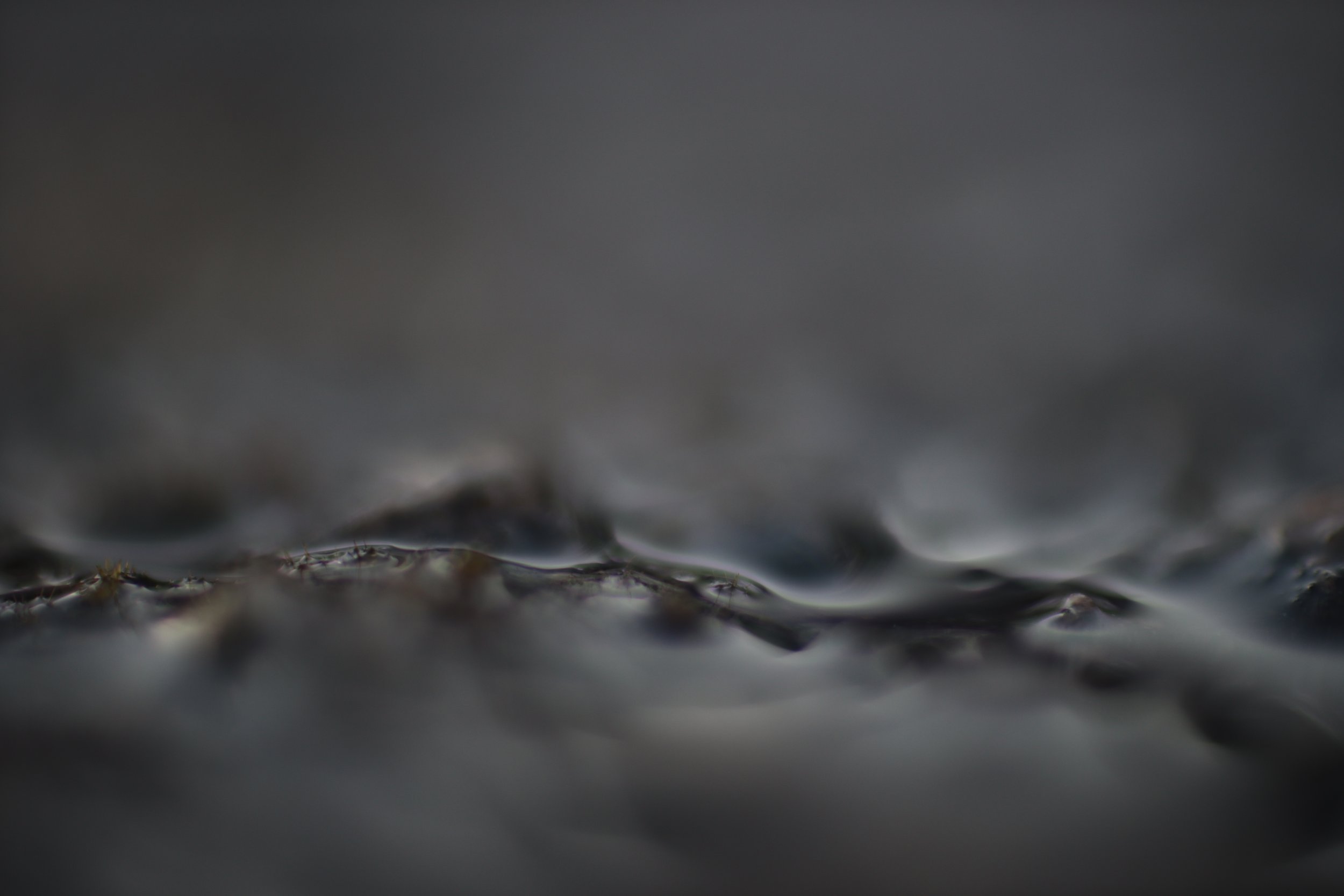 Liquide chargé de sédiments en plein tumulte.