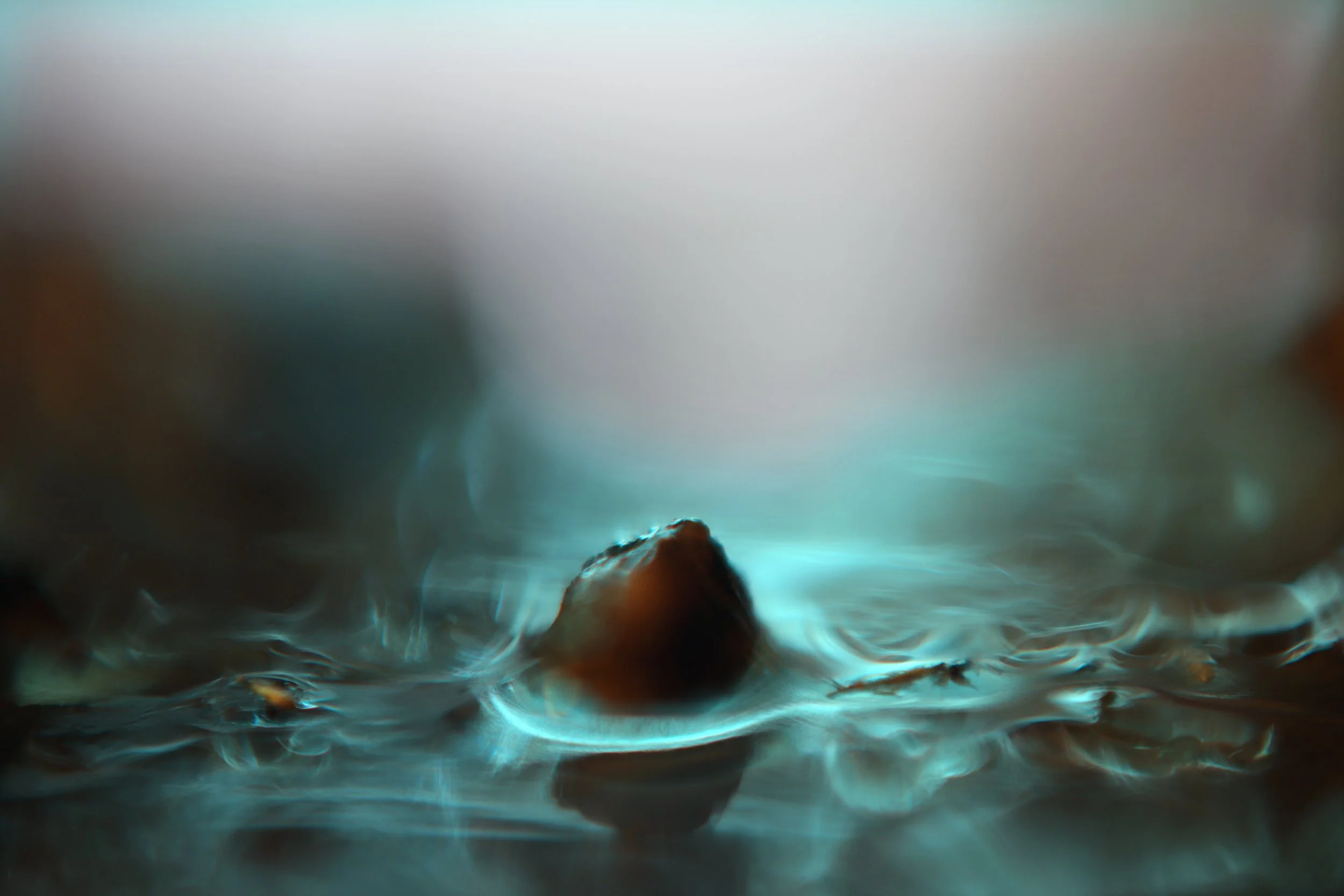 Elément minéral ou organique émergeant d'un liquide ionisant reflétant la lumière.