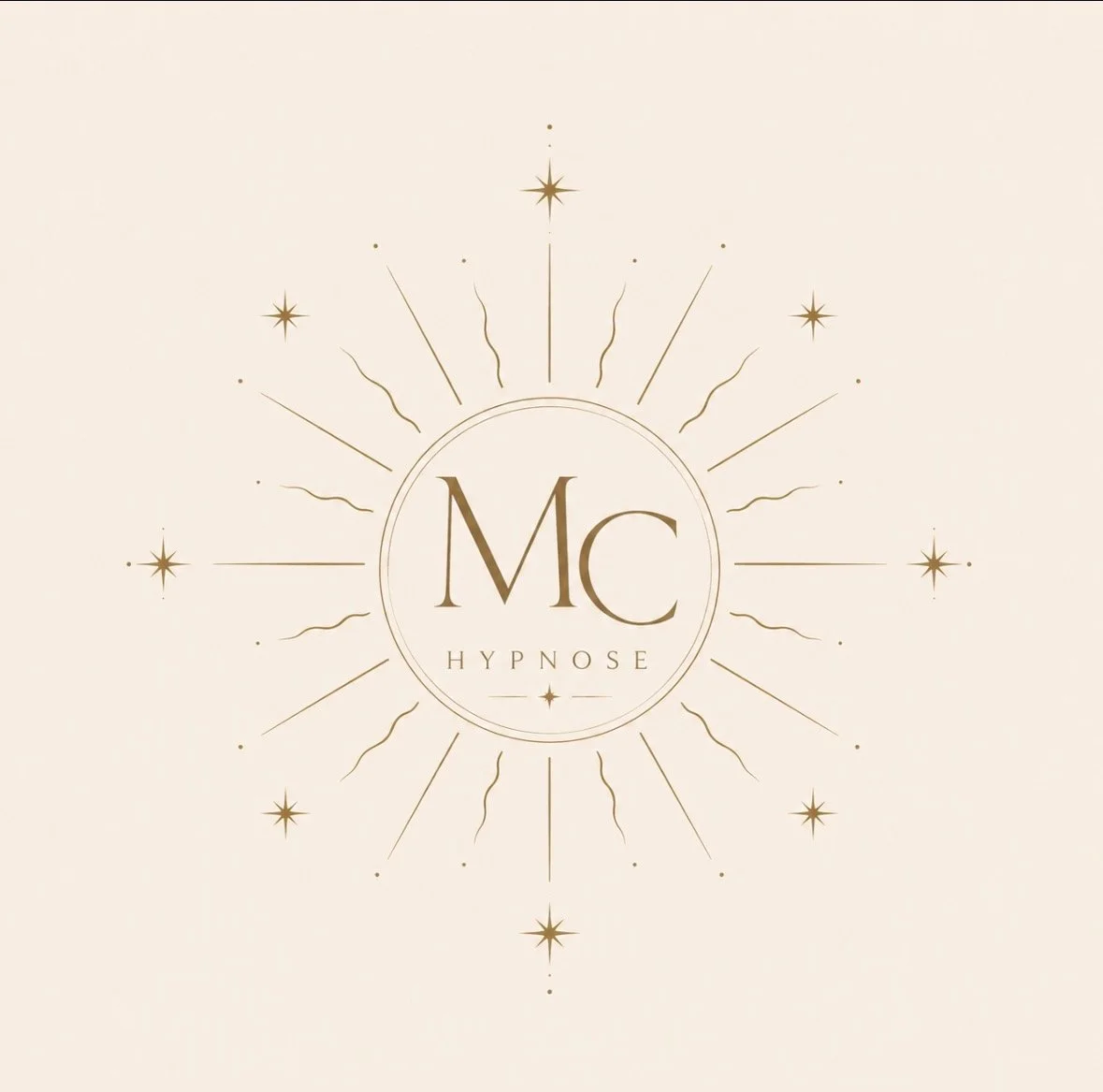 Logo avec les lettres 'MC' au centre, entouré de rayons et d'étoiles dorées sur un fond beige clair.