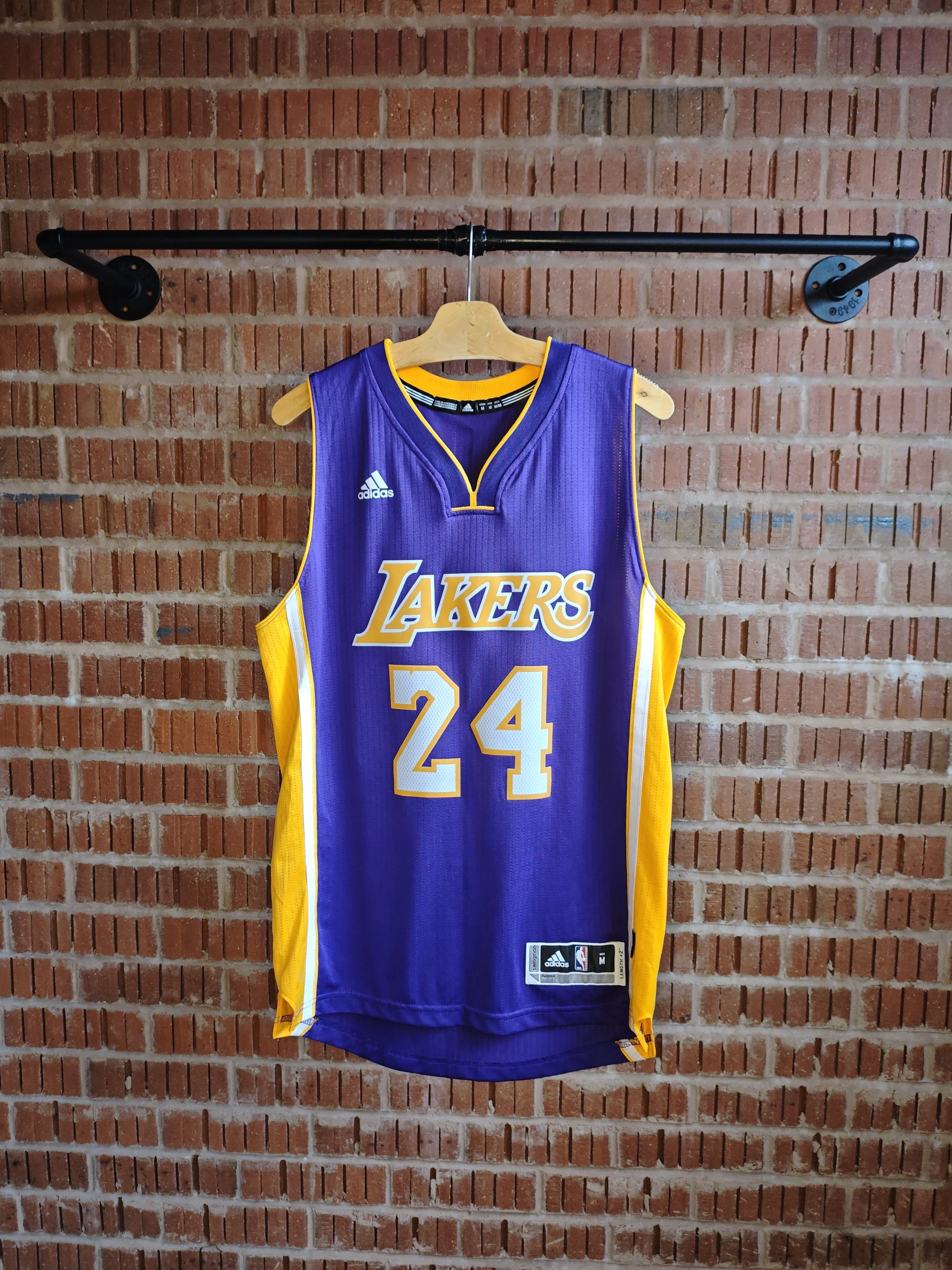 2016 Los Angeles Lakers - Kobe Bryant 24 swingman jersey (M) (excellent)