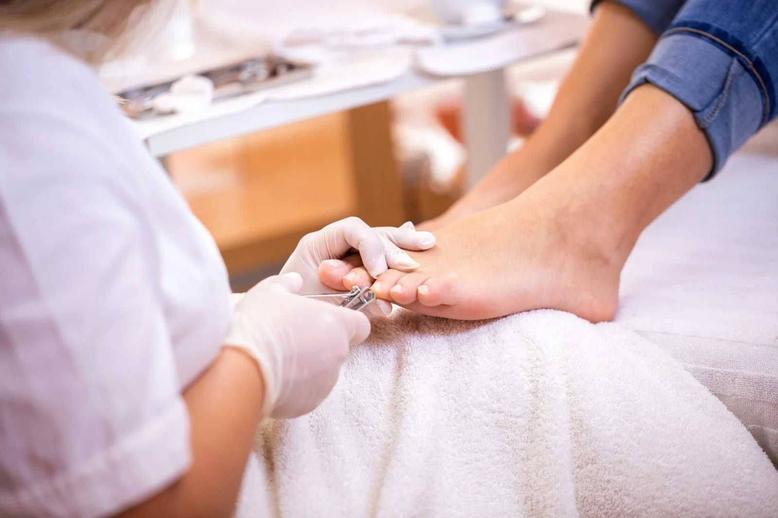 Een persoon ontvangt een manicure van een professional.