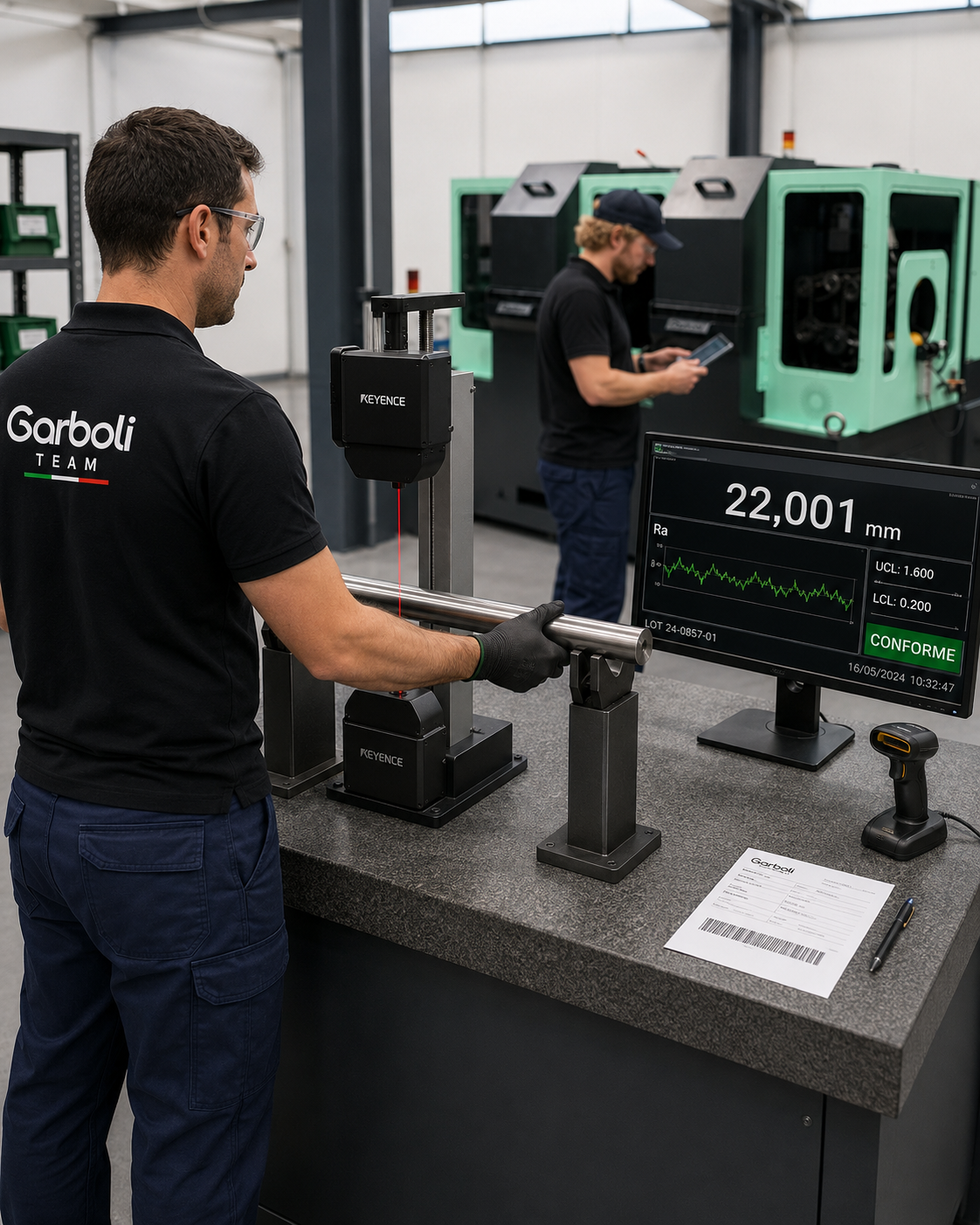 Tecnico Garboli Surface mentre misura il diametro con calibri laser e controlla al computer dimensione rugosità tolleranza di tubi , barre  in acciaio sulla piattaforma aziendale