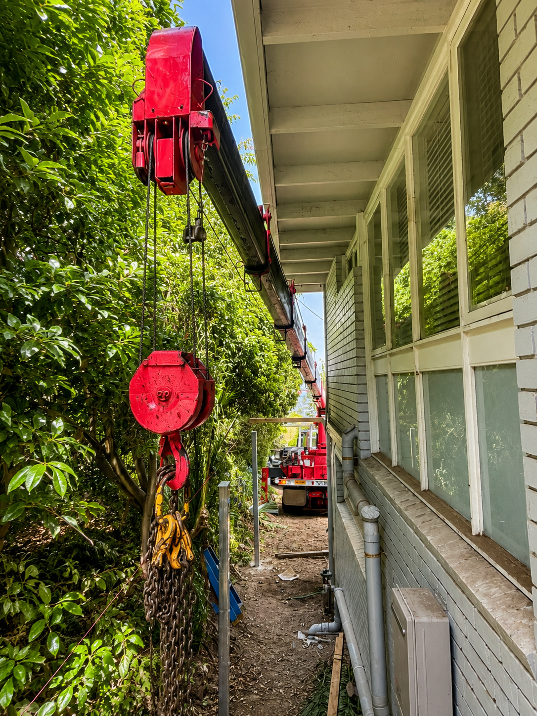 JARK CRANES crane working in a tight-access residential site in Melbourne