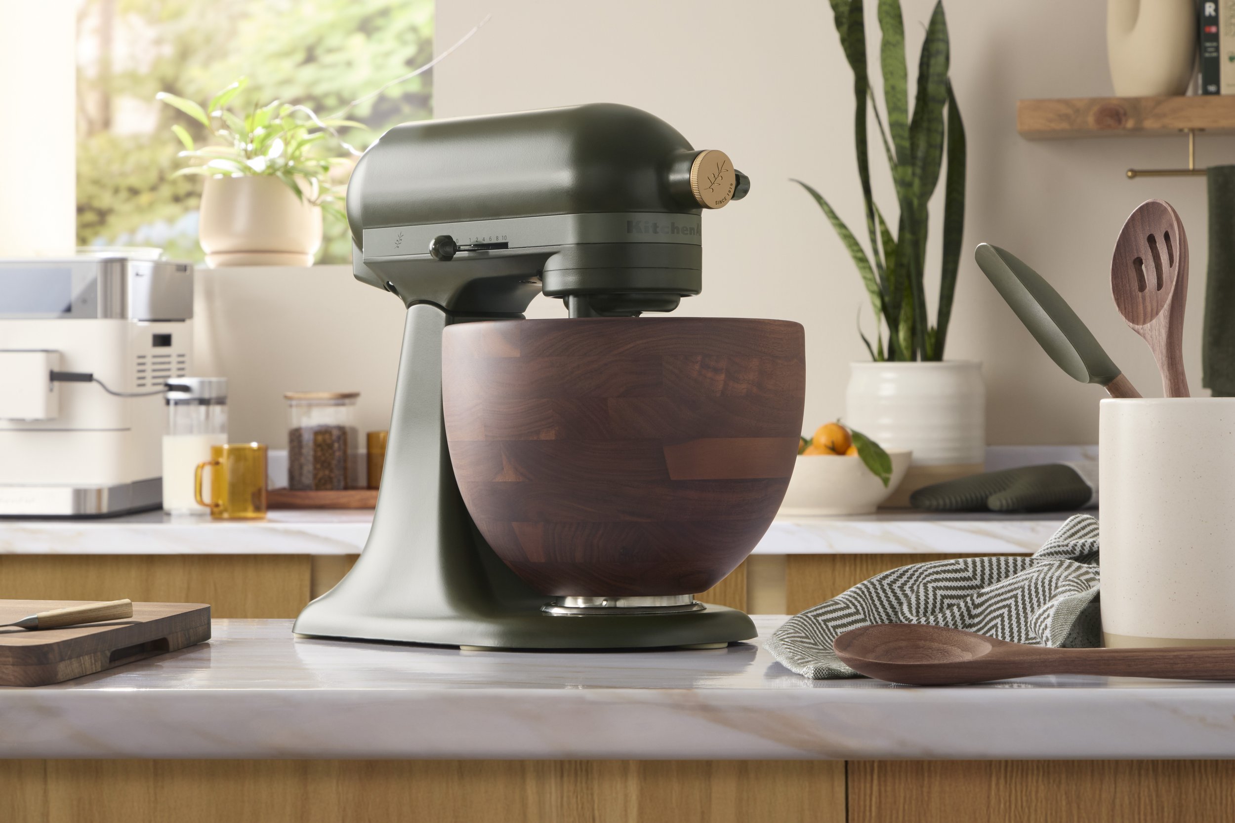 KITCHENAID_EVERGREEN_HERO_CLOSEUP_LIFESTYLE_FLATTENED.jpg
