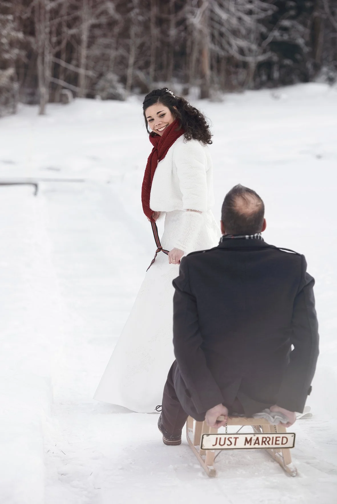 Hochzeit im Winter mit Schnee und Schlitten
