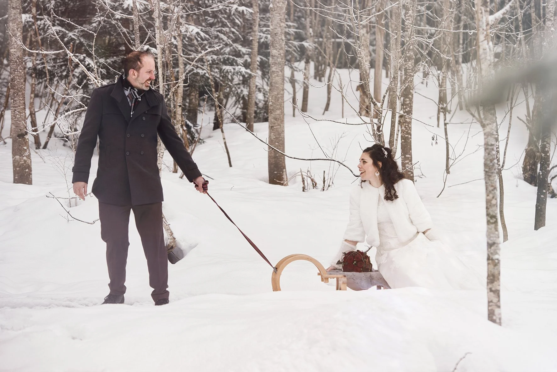 Hochzeit im Winter mit Schnee und Schlitten