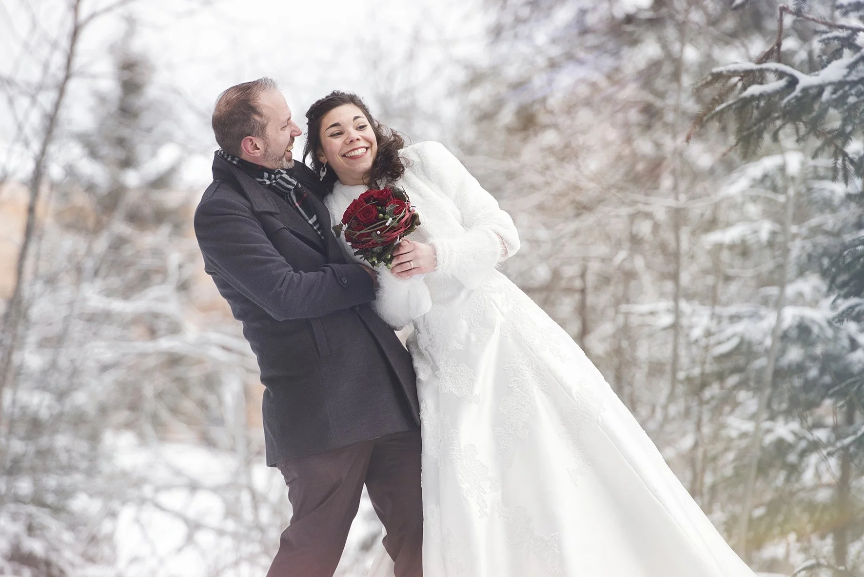 Hochzeit im Winter mit Schnee und Schlitten