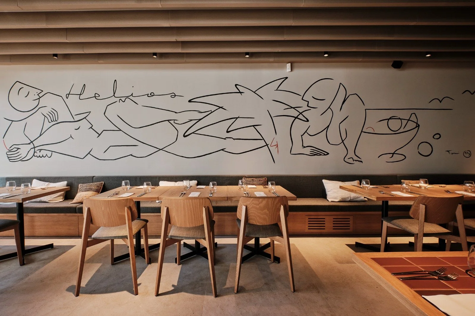 Mural artístico contemporáneo de Toni Obra en el Hotel Helios de Mallorca, una intervención pictórica creada específicamente para integrarse en el diseño interior del espacio.
