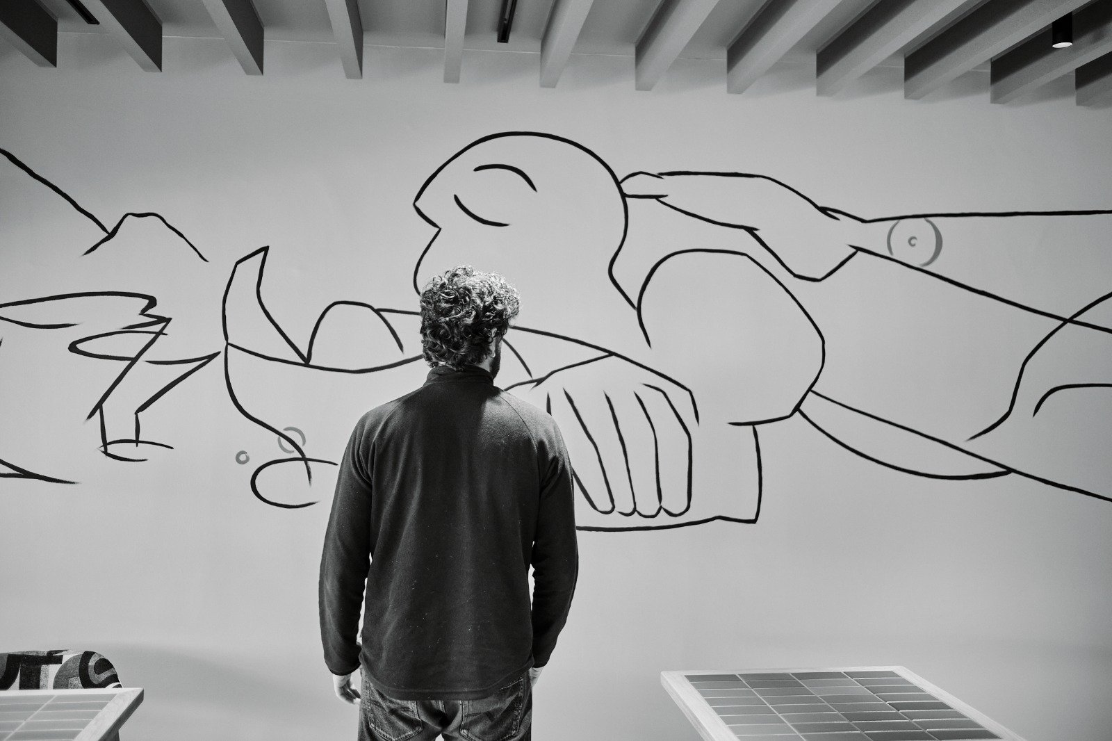 Toni Obra trabajando en un mural artístico para el Hotel Helios en Mallorca, intervención pictórica realizada para un proyecto de interiorismo.