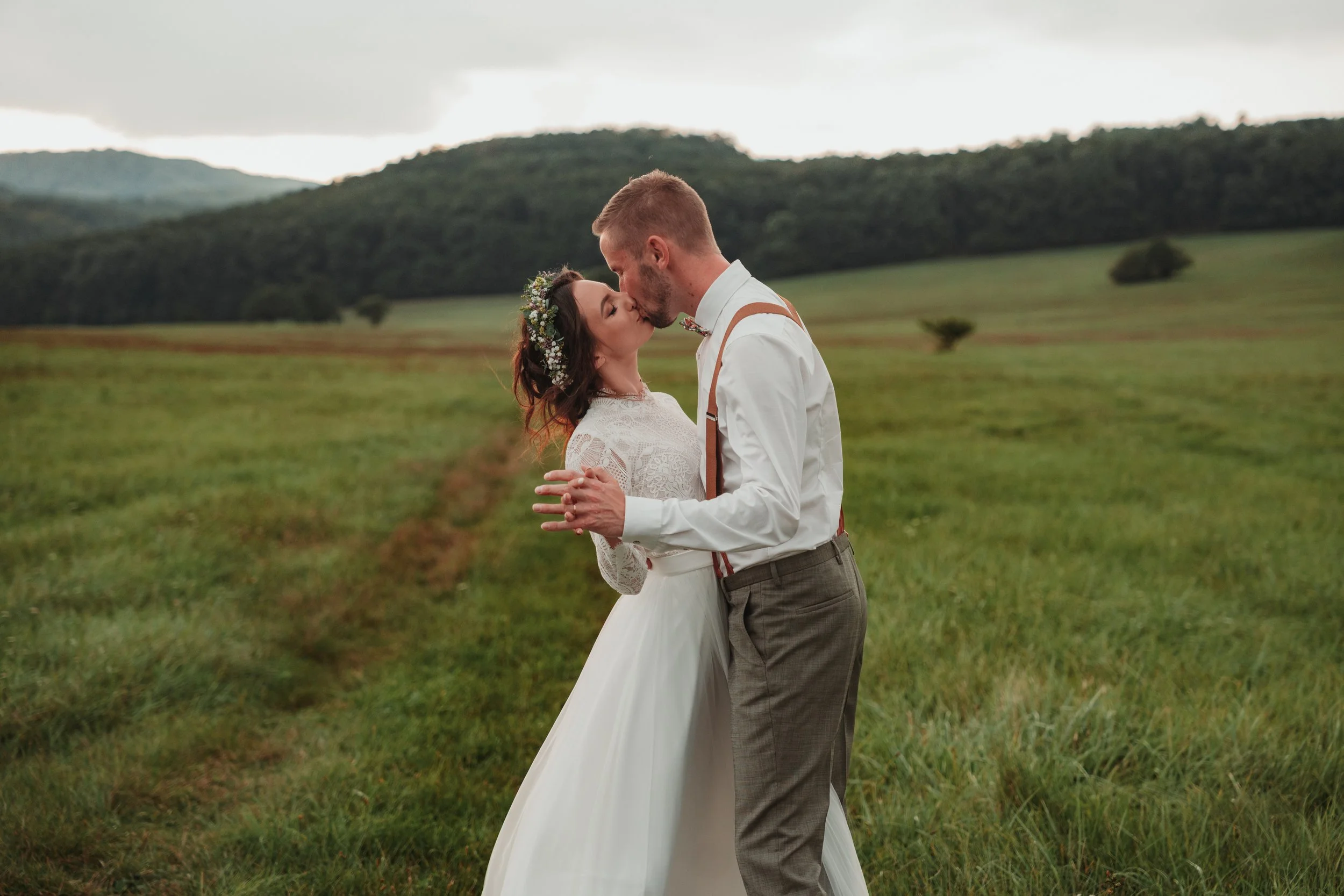 Svadobný portrét novomanželov v malých Karpatoch.