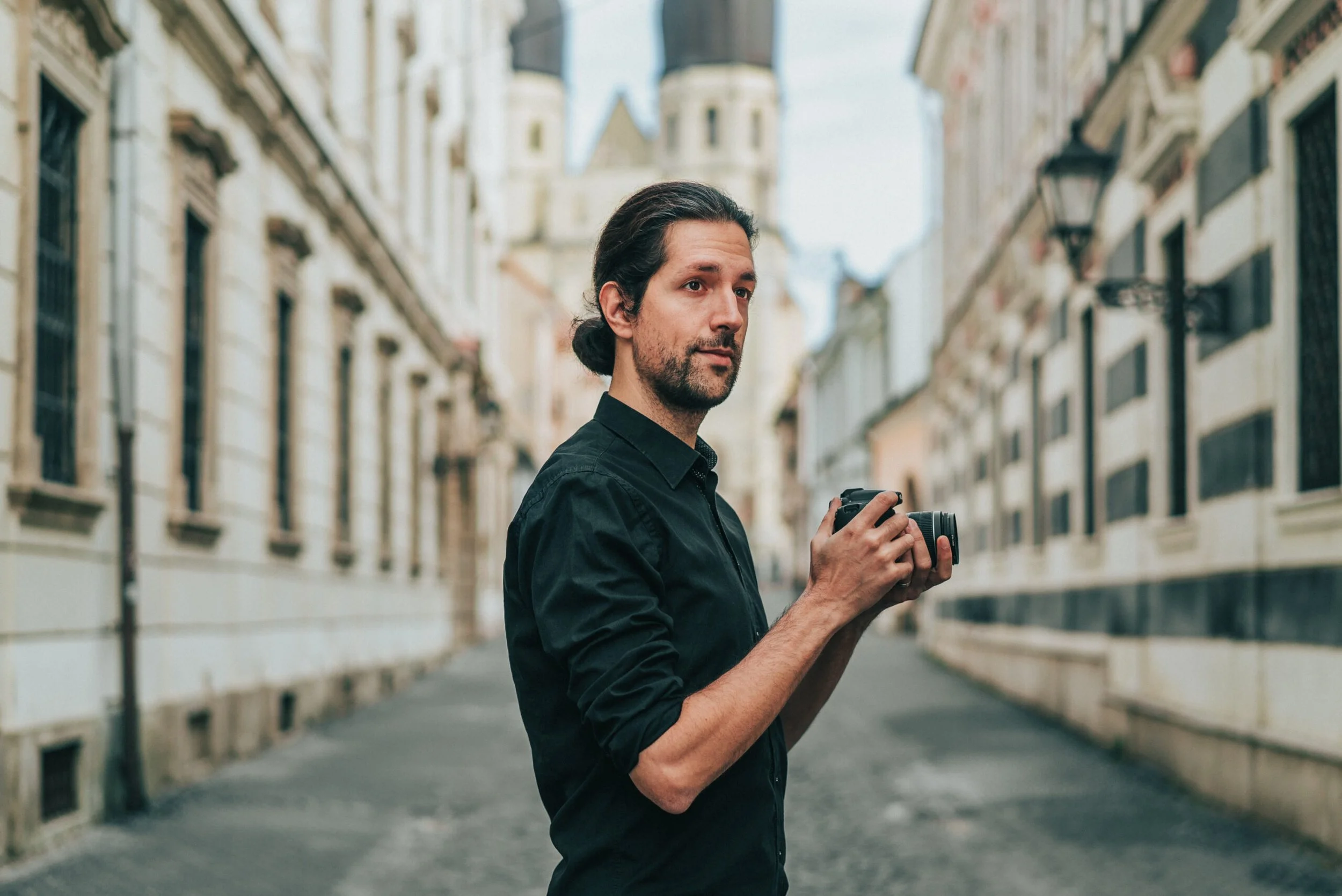 Svadobný fotograf Martin Németh pri fotení v historickom centre Trnavy