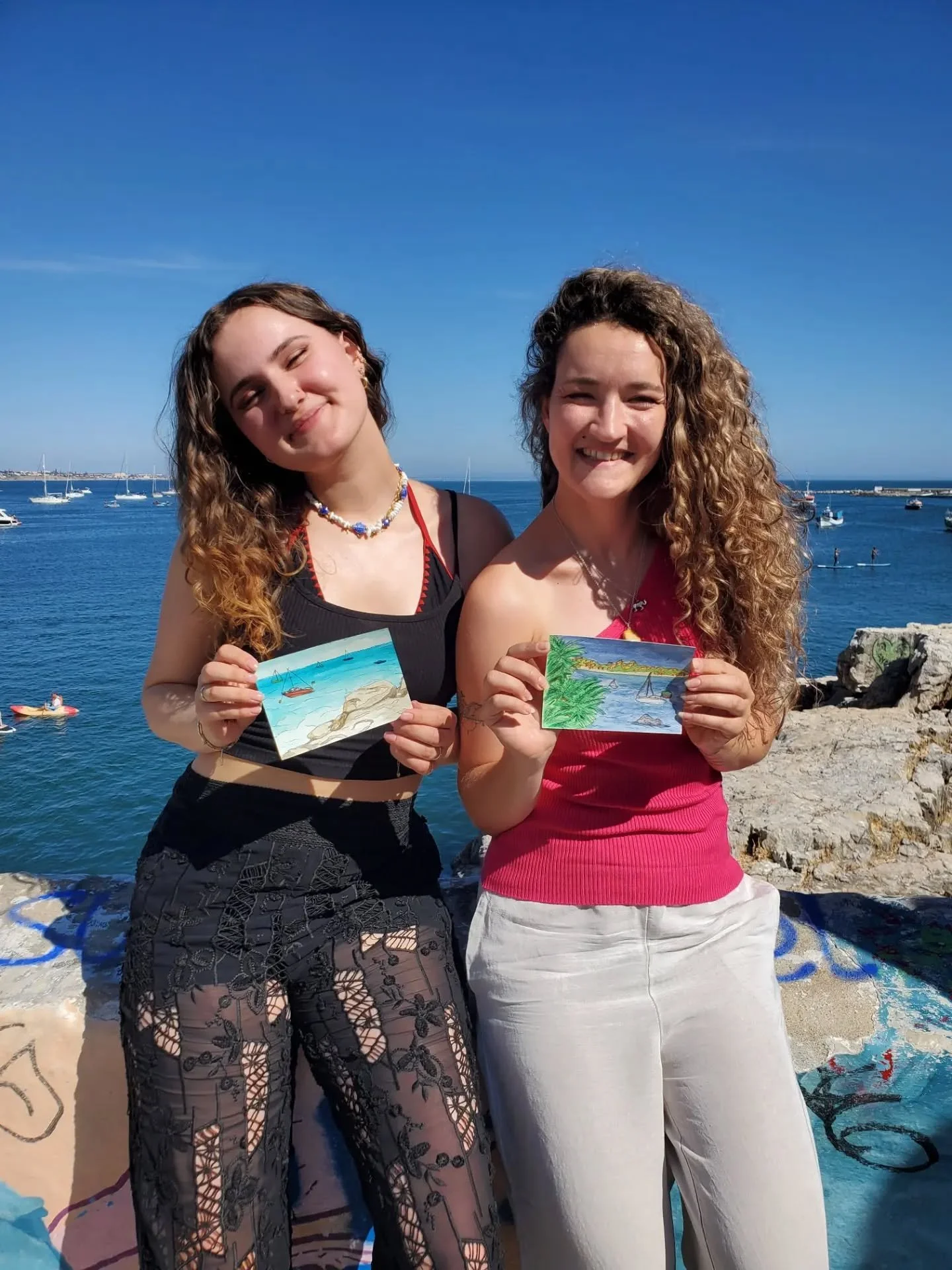 Spent an amazing day sketching and chatting with these two lovely ladies. One of the perks of the job is getting to know such cool people. They painted some beautiful views from Cascais to take home with them. 💙

#urbansketch #lisbonart #watercolora