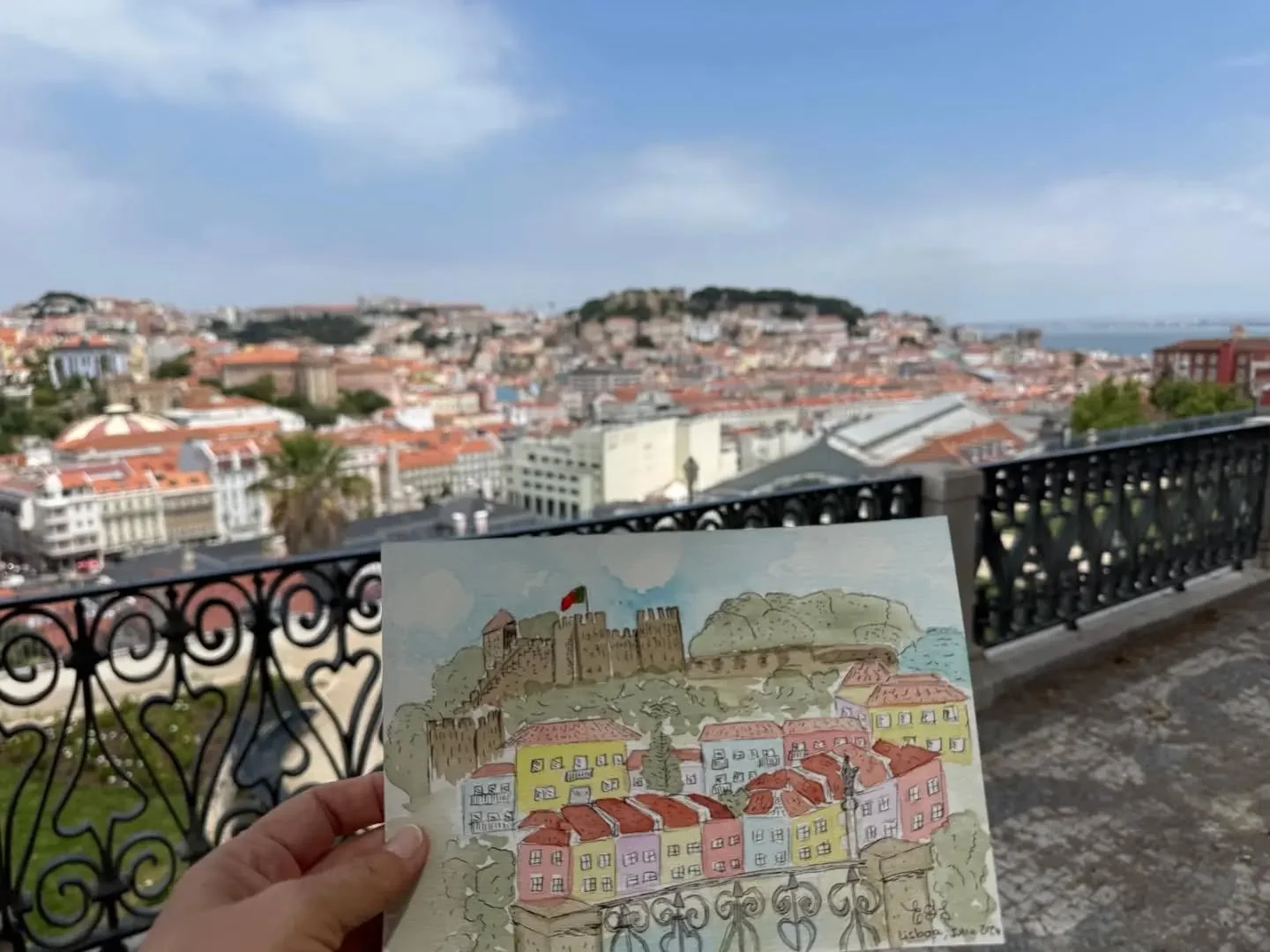 Elisa is such a lovely and talented person. From Costa Rica to Lisbon, she brought her love for art and a great energy to our session. Come back soon, Elisa 💛

#urbansketch #lisbonart #sketching