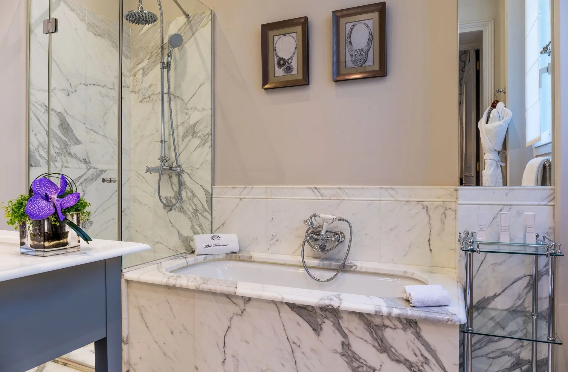 Salle de bain élégante avec baignoire en marbre, douche à l'italienne en marbre.