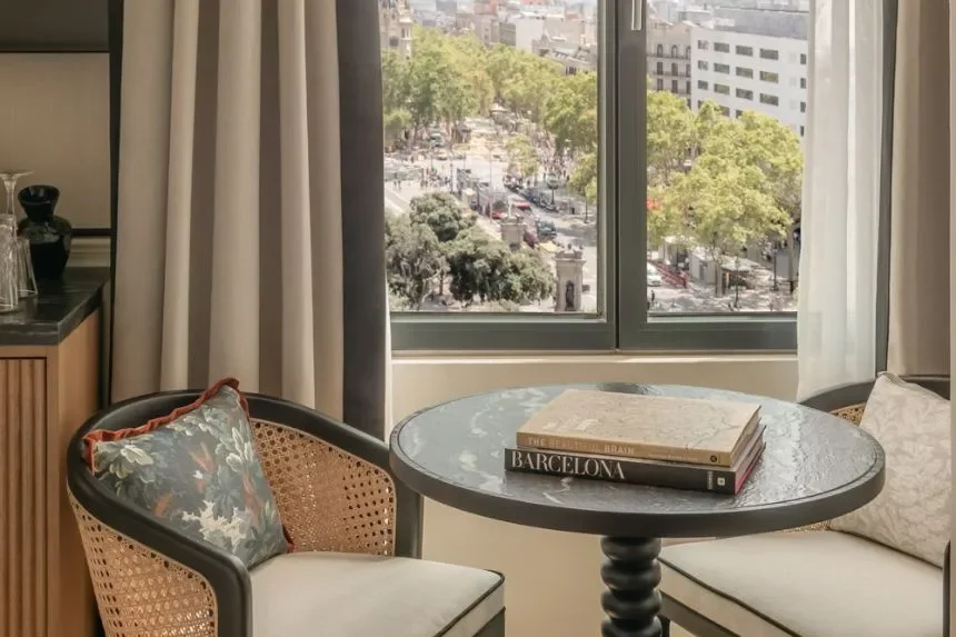 Une chambre avec vue sur la plaça de Catalunya.