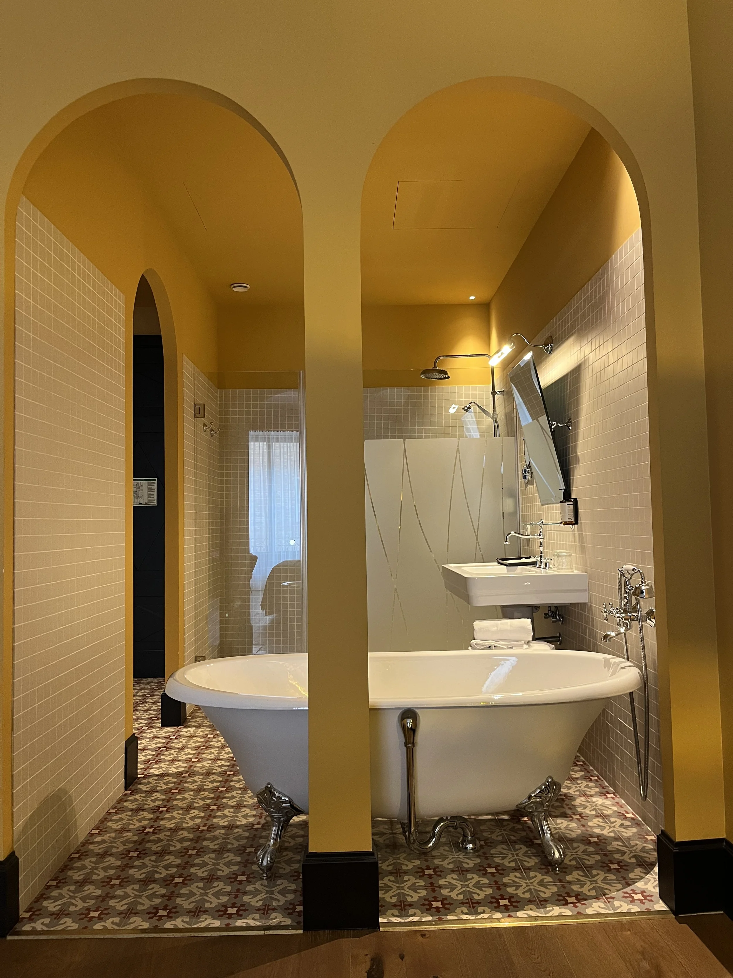 Baignoires sur pied et alcôves dans les chambres supérieures.