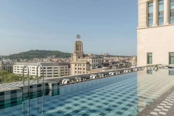 Rooftop piscine de l’hôtel avec vue sur les toits de Barcelone.