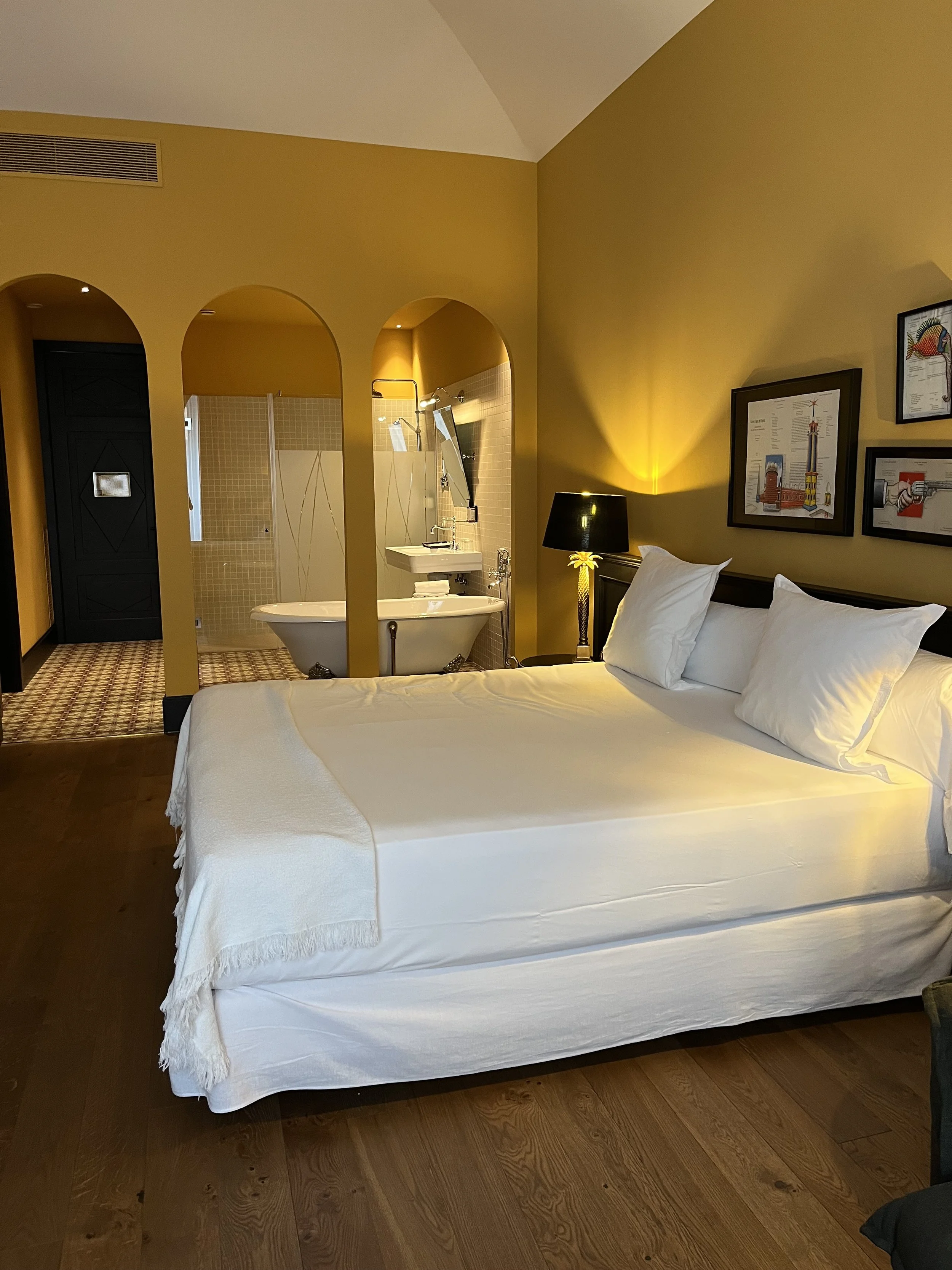 Des chambres spacieuses et bien insonorisées.