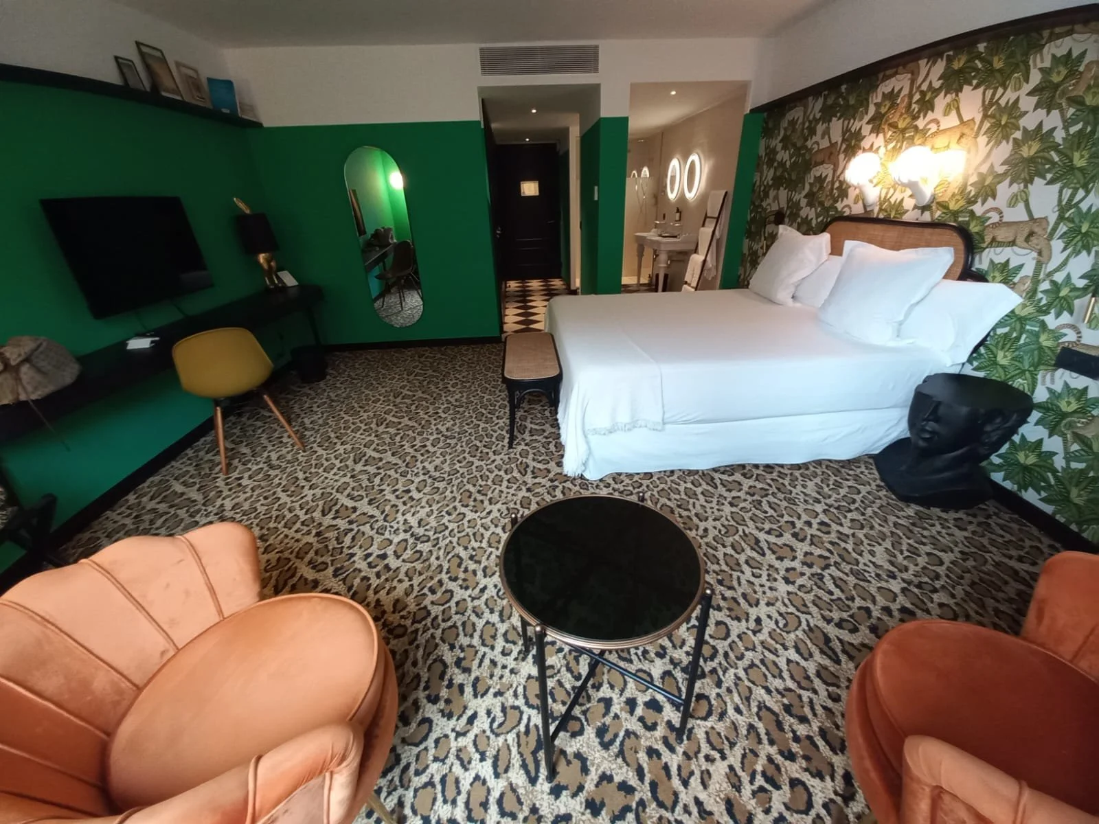 Une chambre de l'Hôtel Divino et sa déco surréaliste.