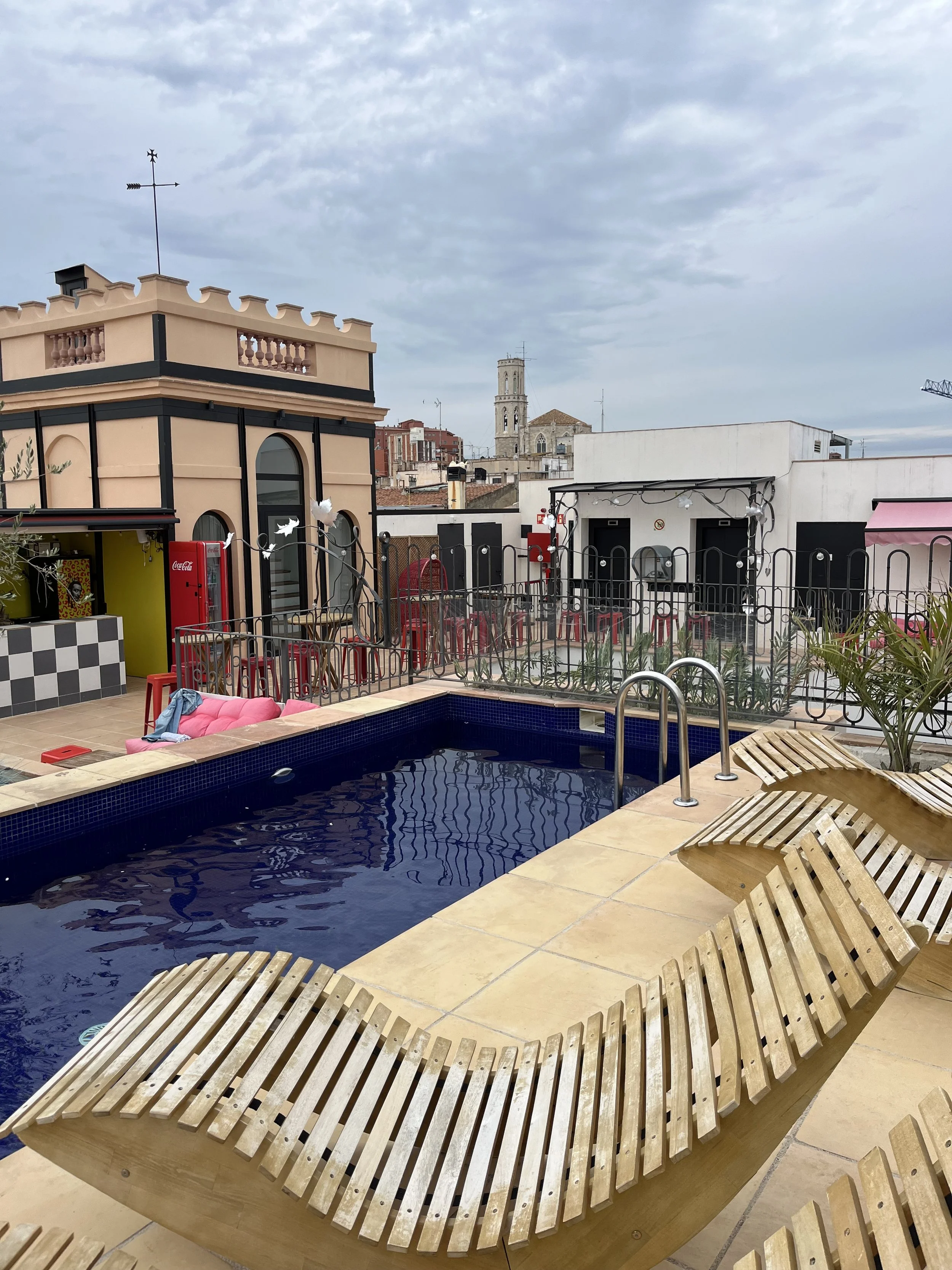 Le rooftop piscine dispose d'un bar, des soirées DJs sont organisées.