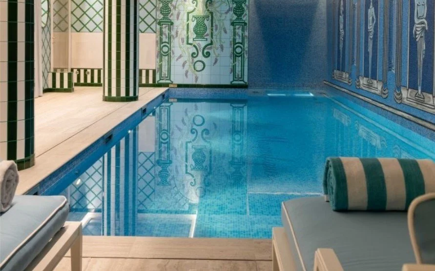 La piscine intérieure de l'hôtel de luxe parisien Le Magnifique.