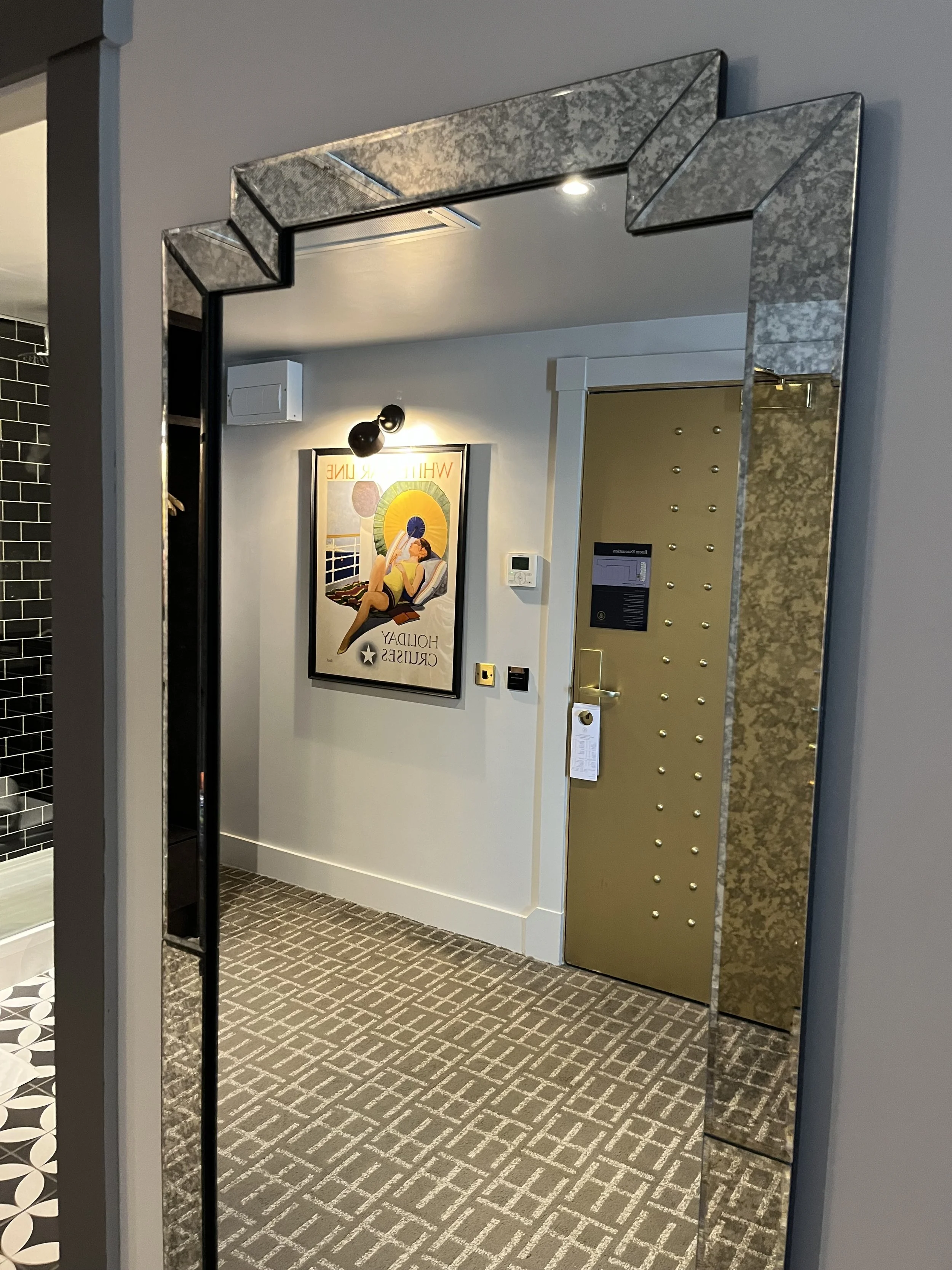 La décoration des chambres est dans le style art-déco avec ce grand miroir moucheté et des affiches croisières de la White Star Line, la compagnie propriétaire du Titanic.