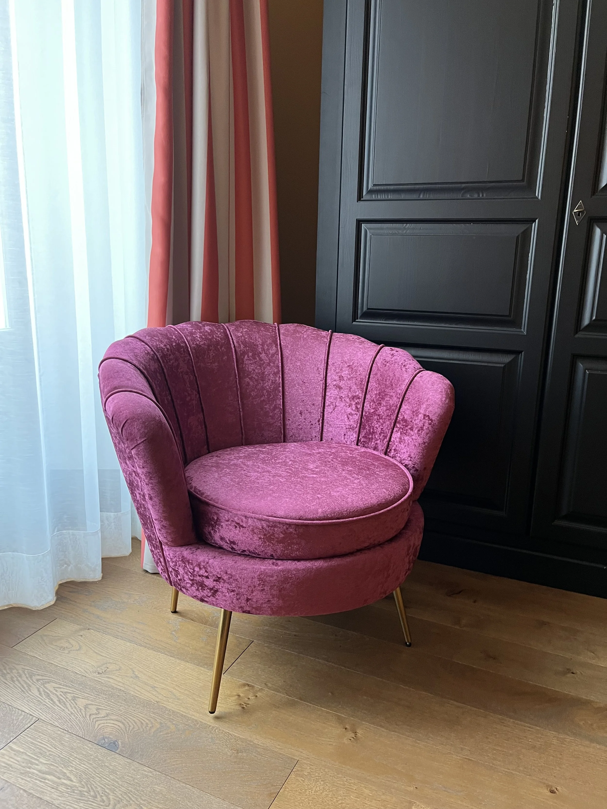 Des fauteuils colorés dans les chambres et suites.