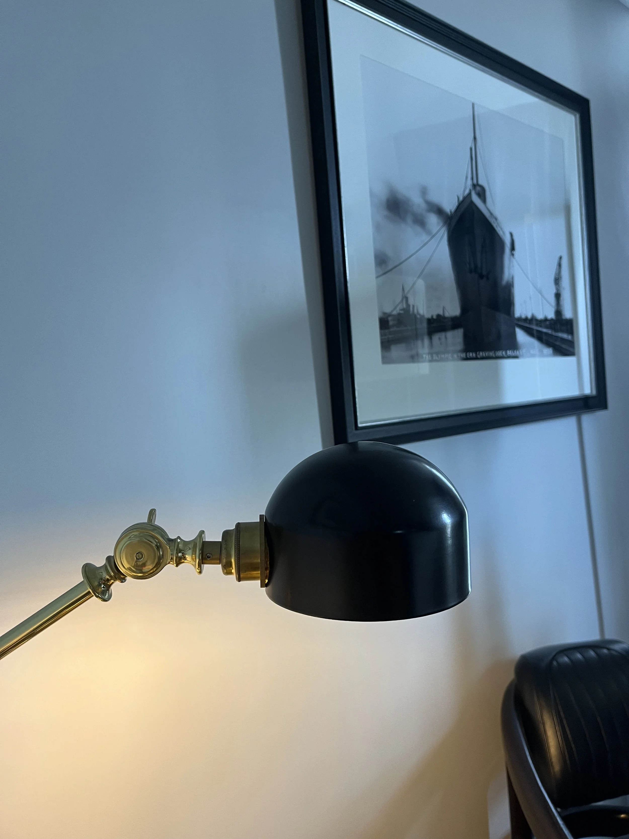 Des détails soignés dans les chambres comme cette belle lampe de bureau en laiton près d'une superbe photographie noir et blanc encadrée représentant le Titanic. 