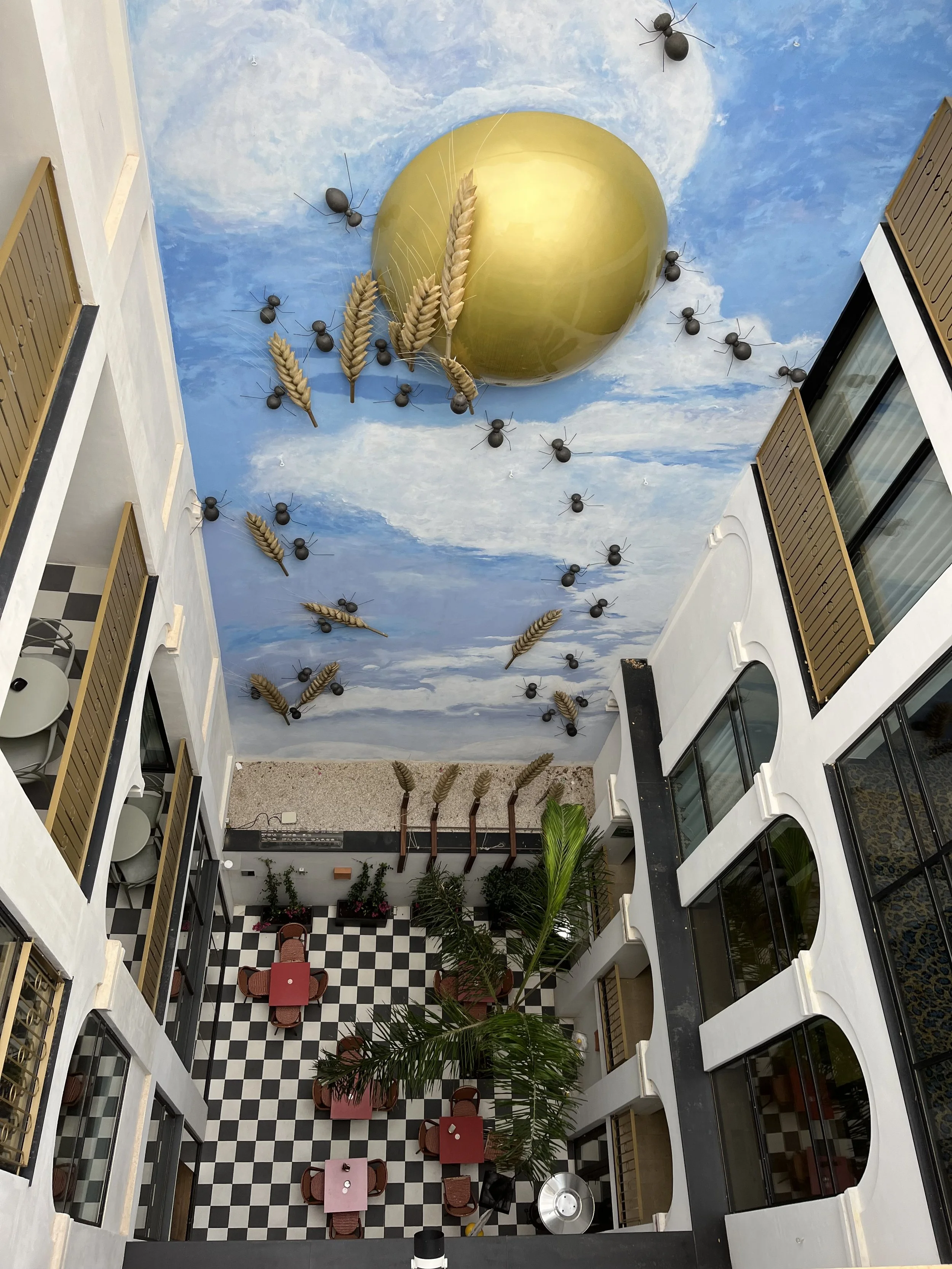 Le patio et sa fresque murale, une pièce-maîtresse de l'hôtel.