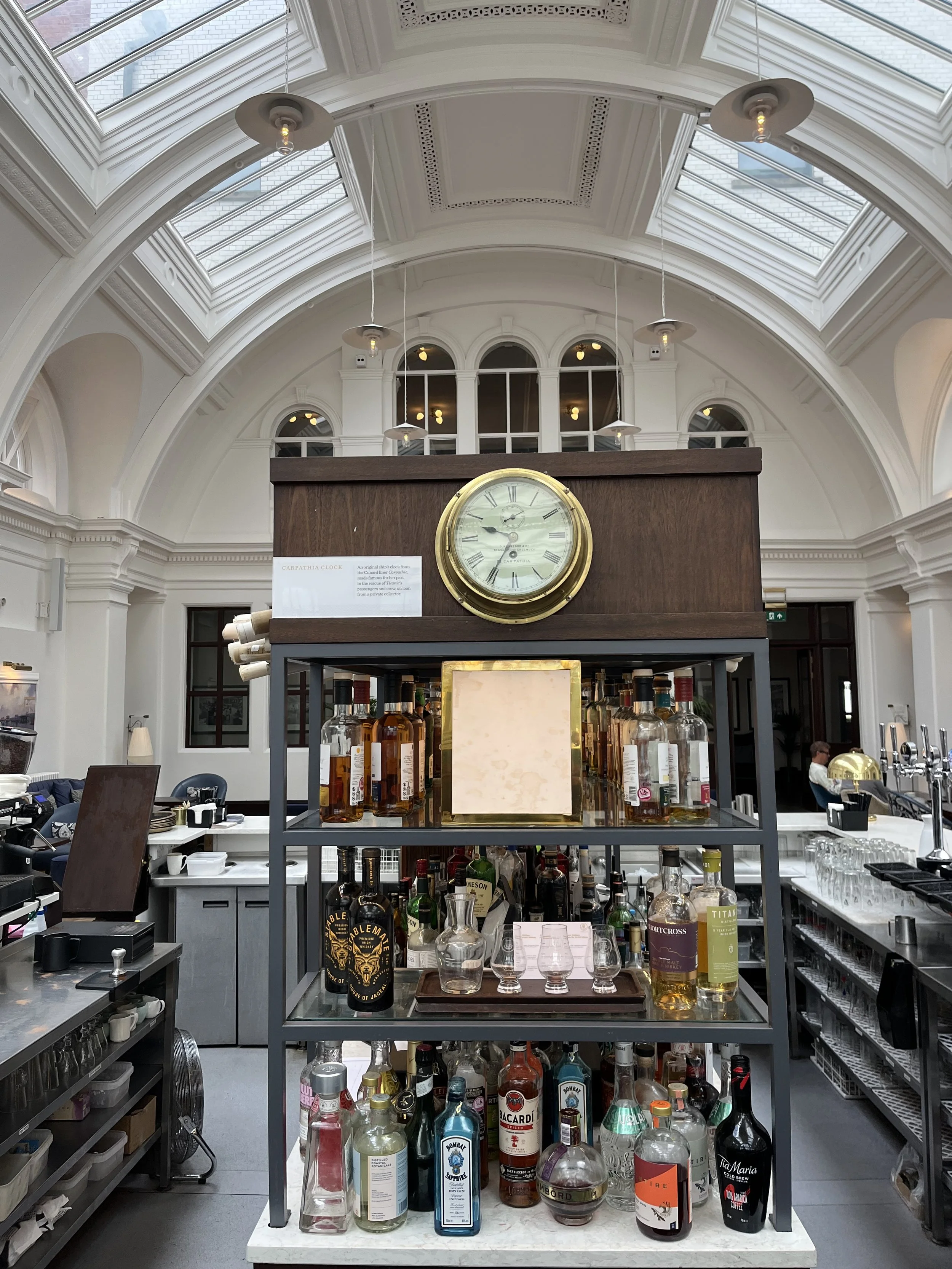 Détails du bar de l'hôtel avec une horloge du Carpathia, le navire qui a porté secours aux rescapés du Titanic.