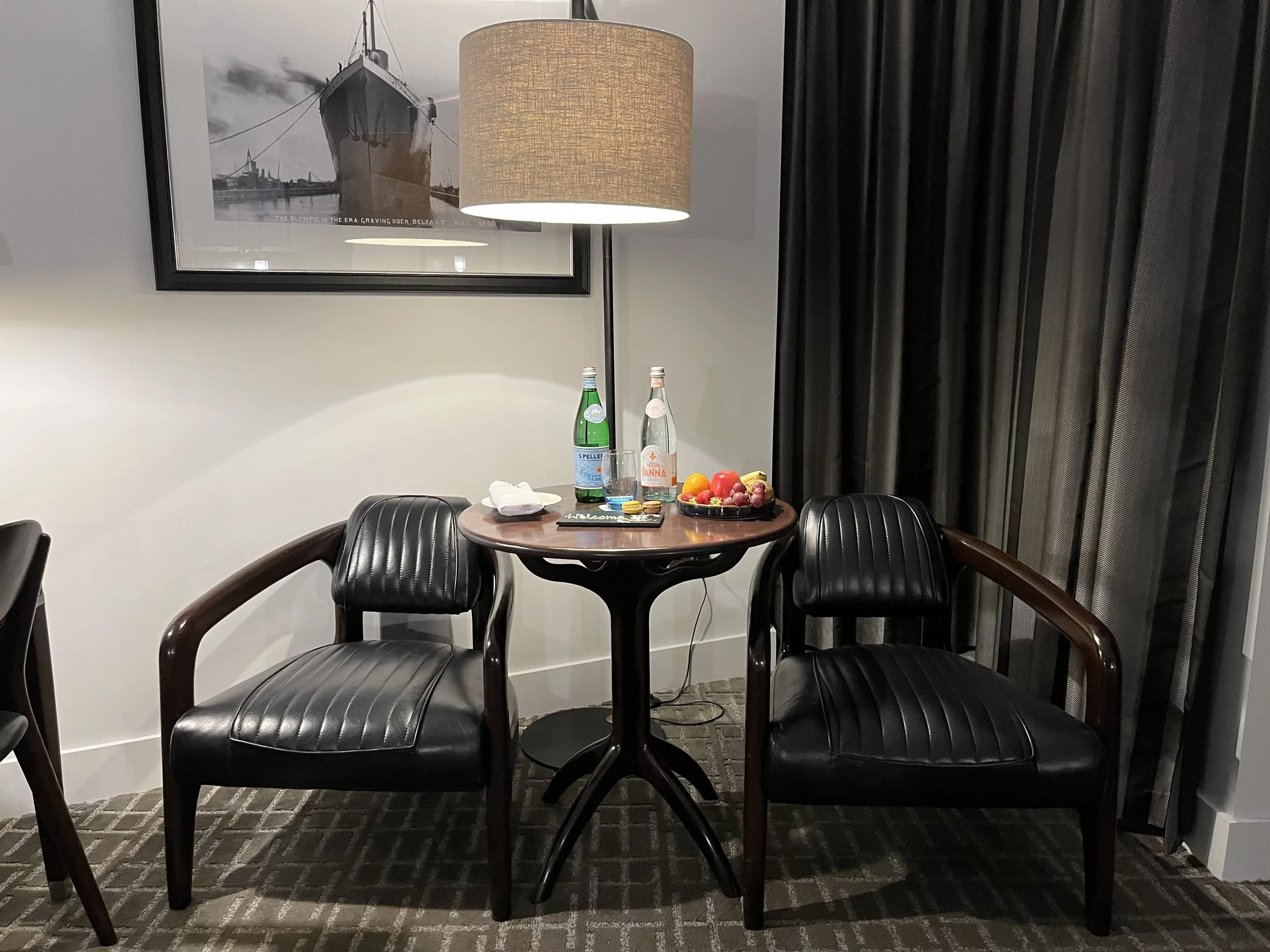 Le mobilier de la chambre est en cuir et bois précieux, des miniardises et des fruits frais ainsi que des boissons ont été apportées en chambre accompagné d'un mot de bienvenue.
