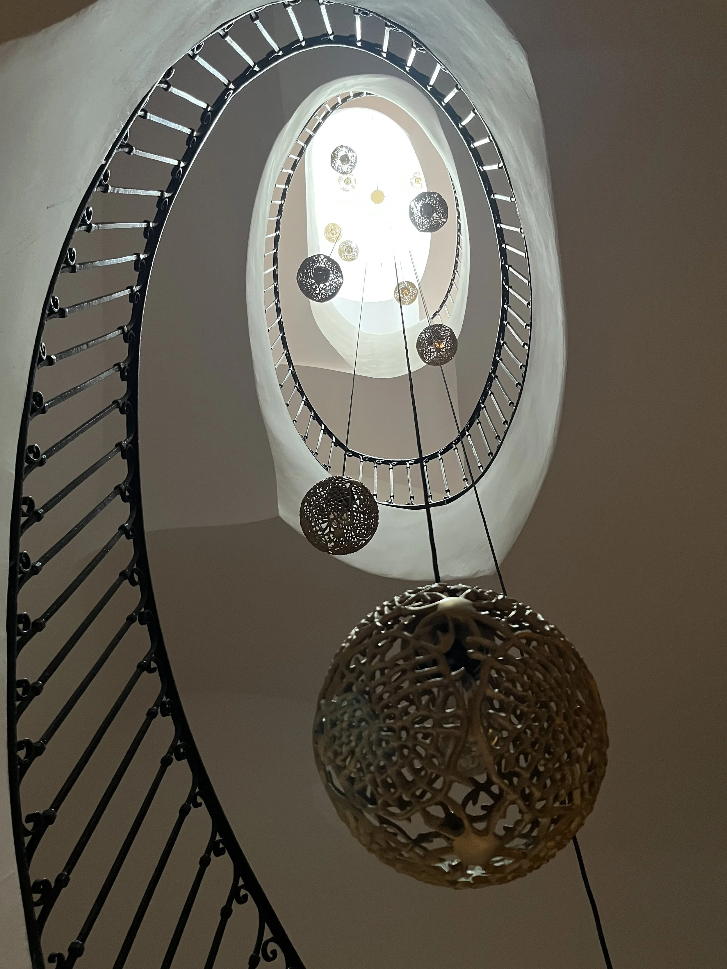 Une cage d'escalier tourbillonnante.