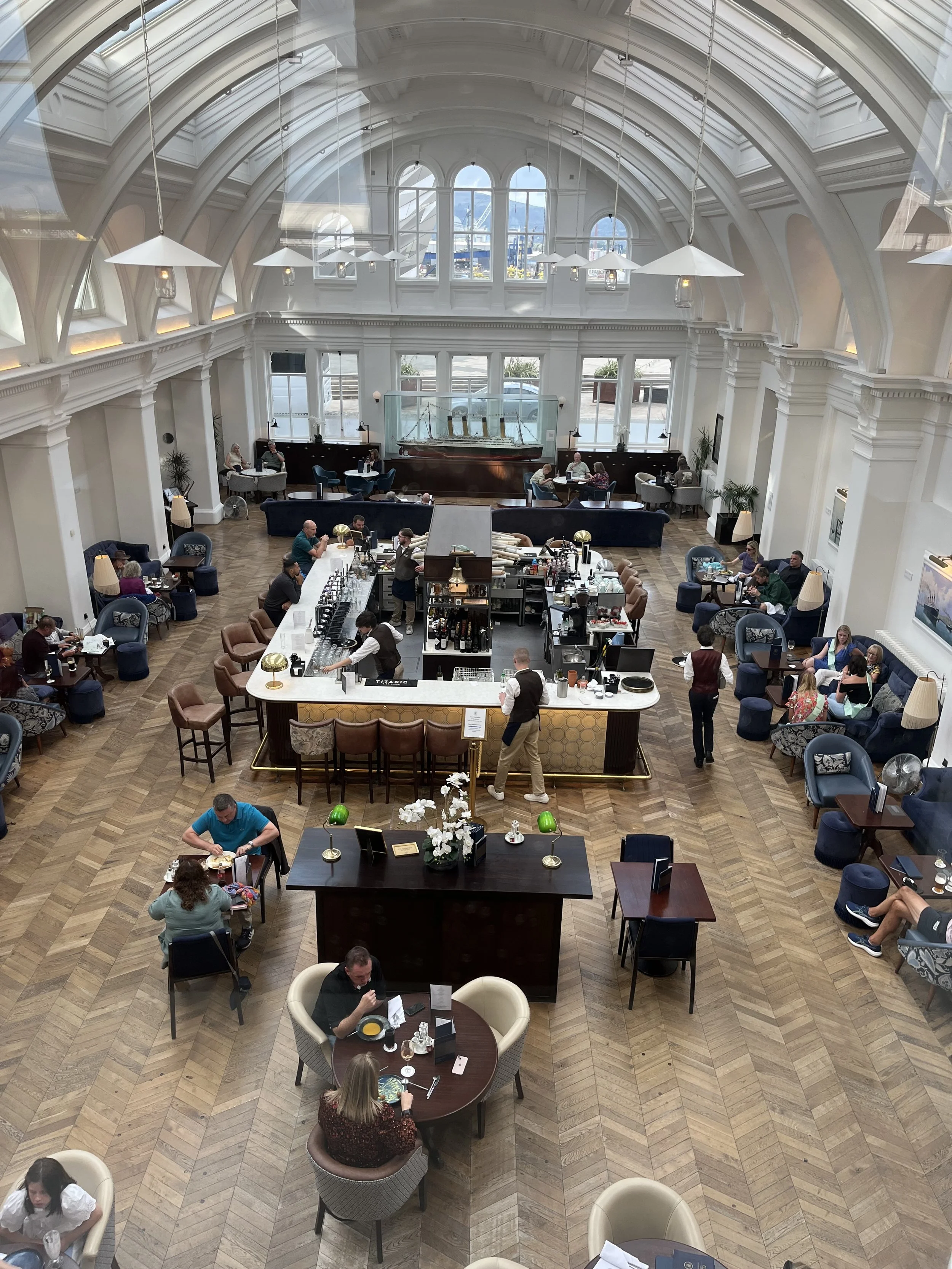 Le bar de l'hôtel sous l'immense verrière où a été jadis dessiné le Titanic. 