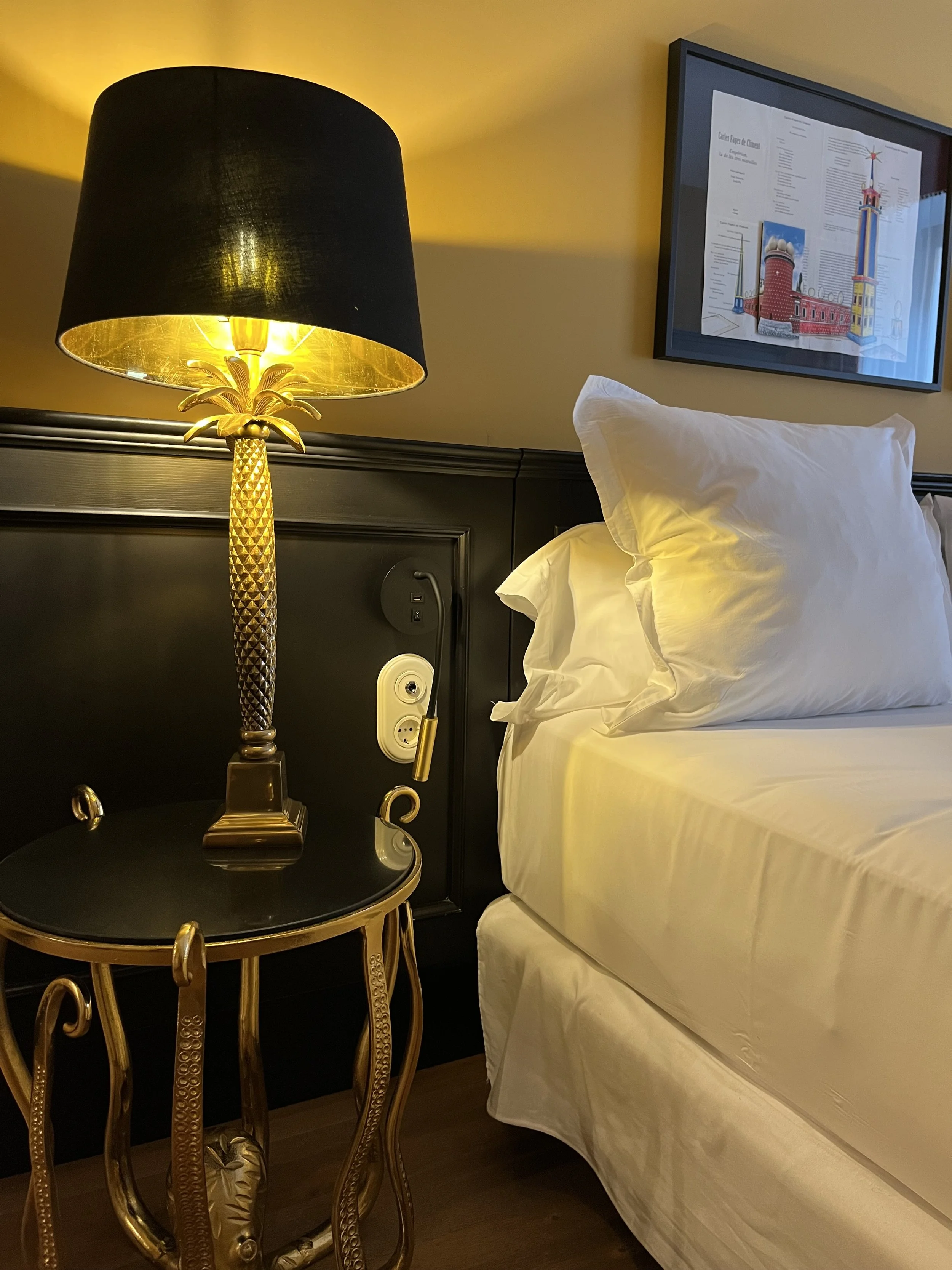 Une chambre de l'Hôtel Divino et sa déco surréaliste.