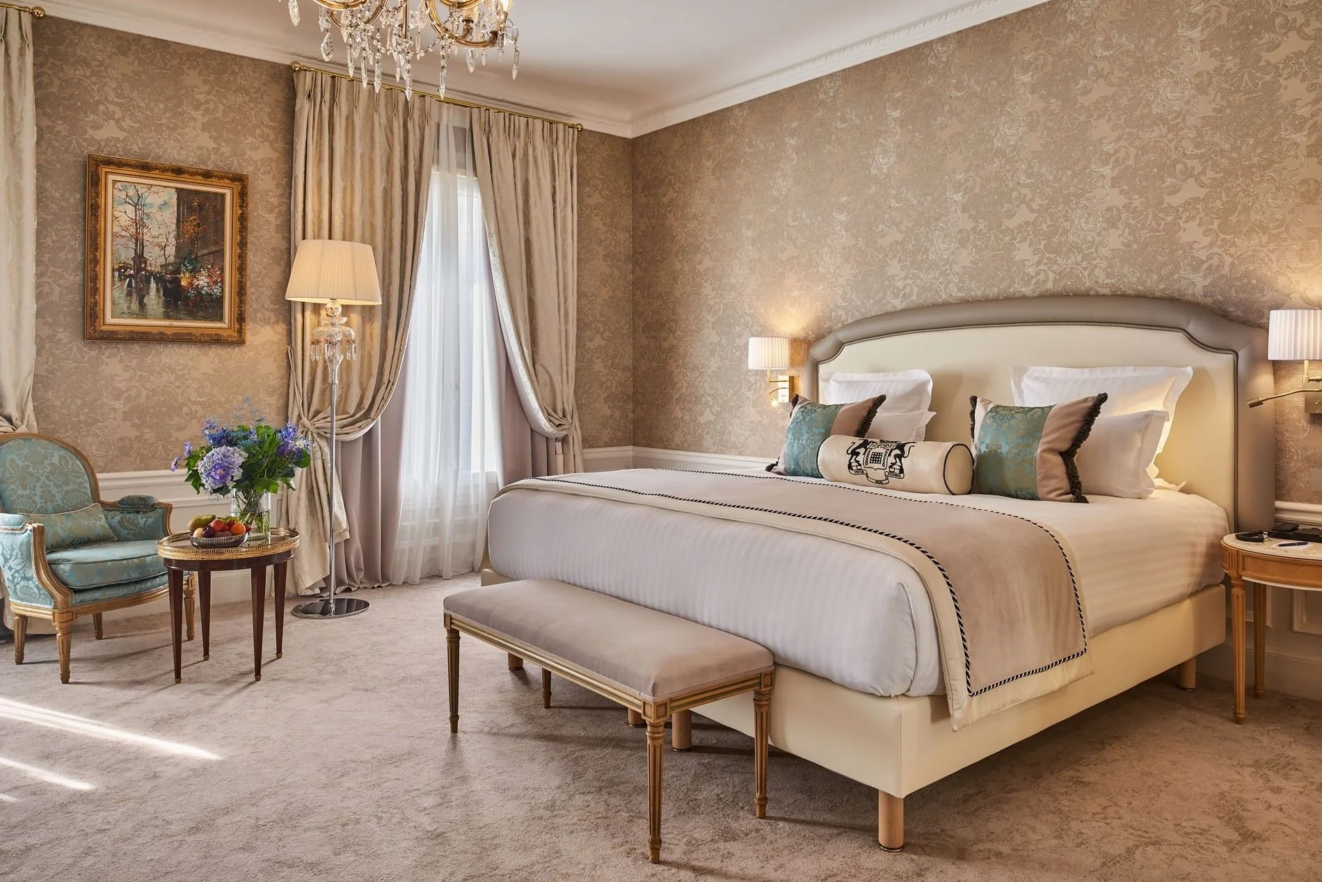 Chambre élégante et lit king-size.