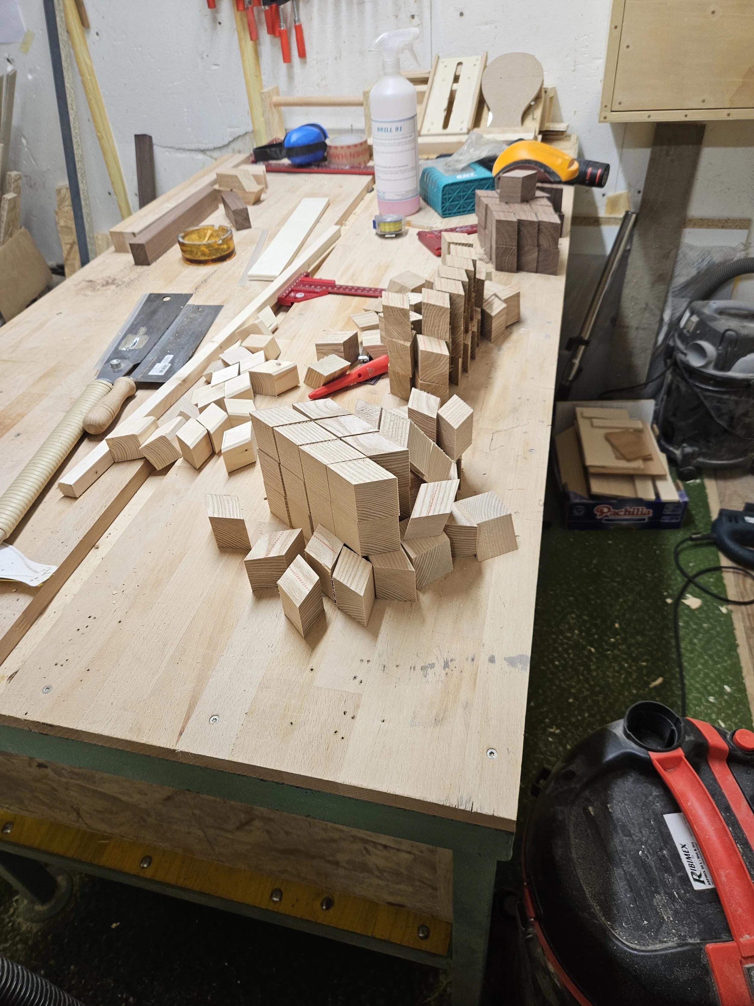 Werkstatt von JK Holzwerk mit Werkbank und Holzbearbeitungsmaschinen