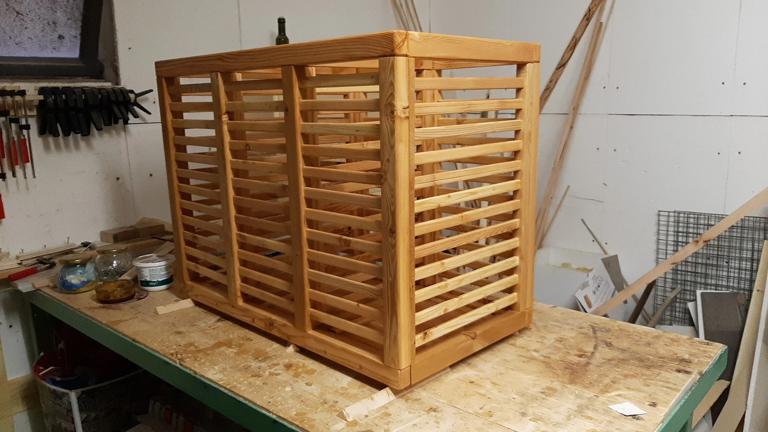 Früher Wäschekorb aus Holz in der Werkstatt von JK Holzwerk