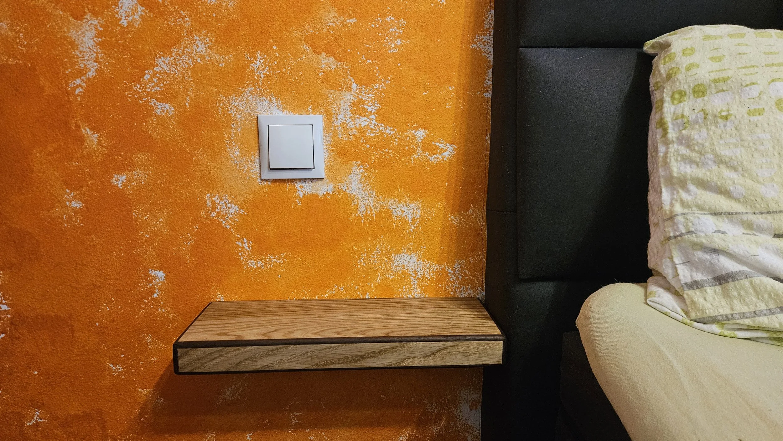 Handgefertigter schwebender Nachttisch aus Holz von JK Holzwerk