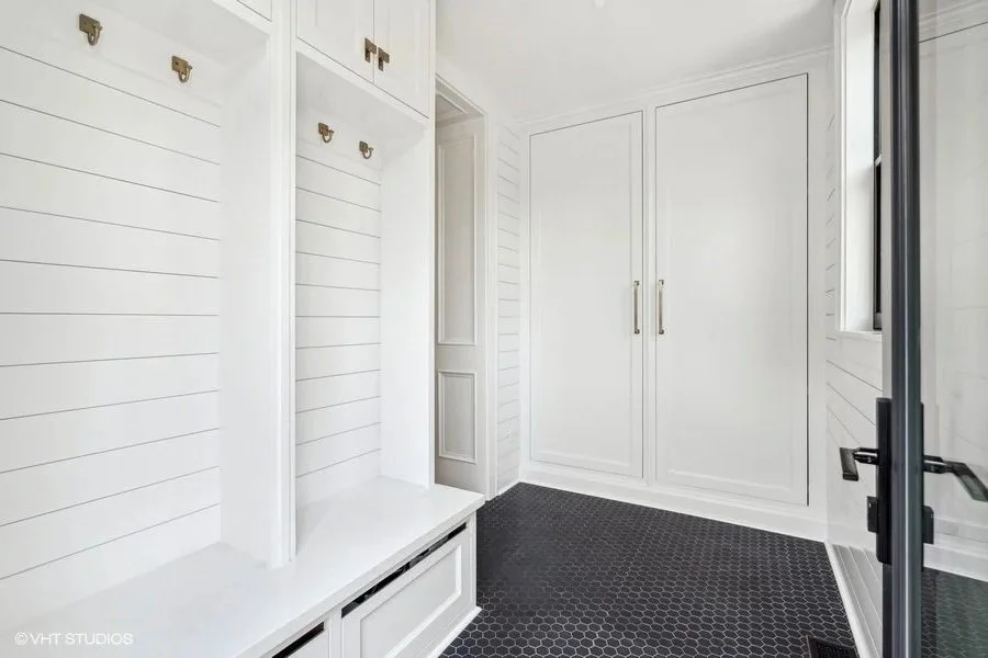 16_3844-W-Wrightwood-Ave_Mudroom_Web.jpg.jpg