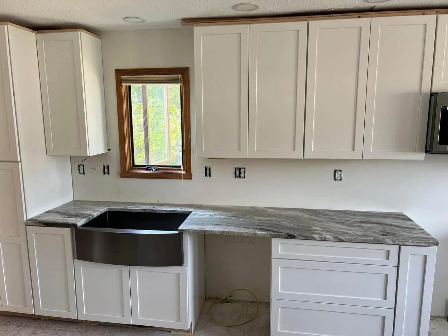 kitchen counter2.jpg