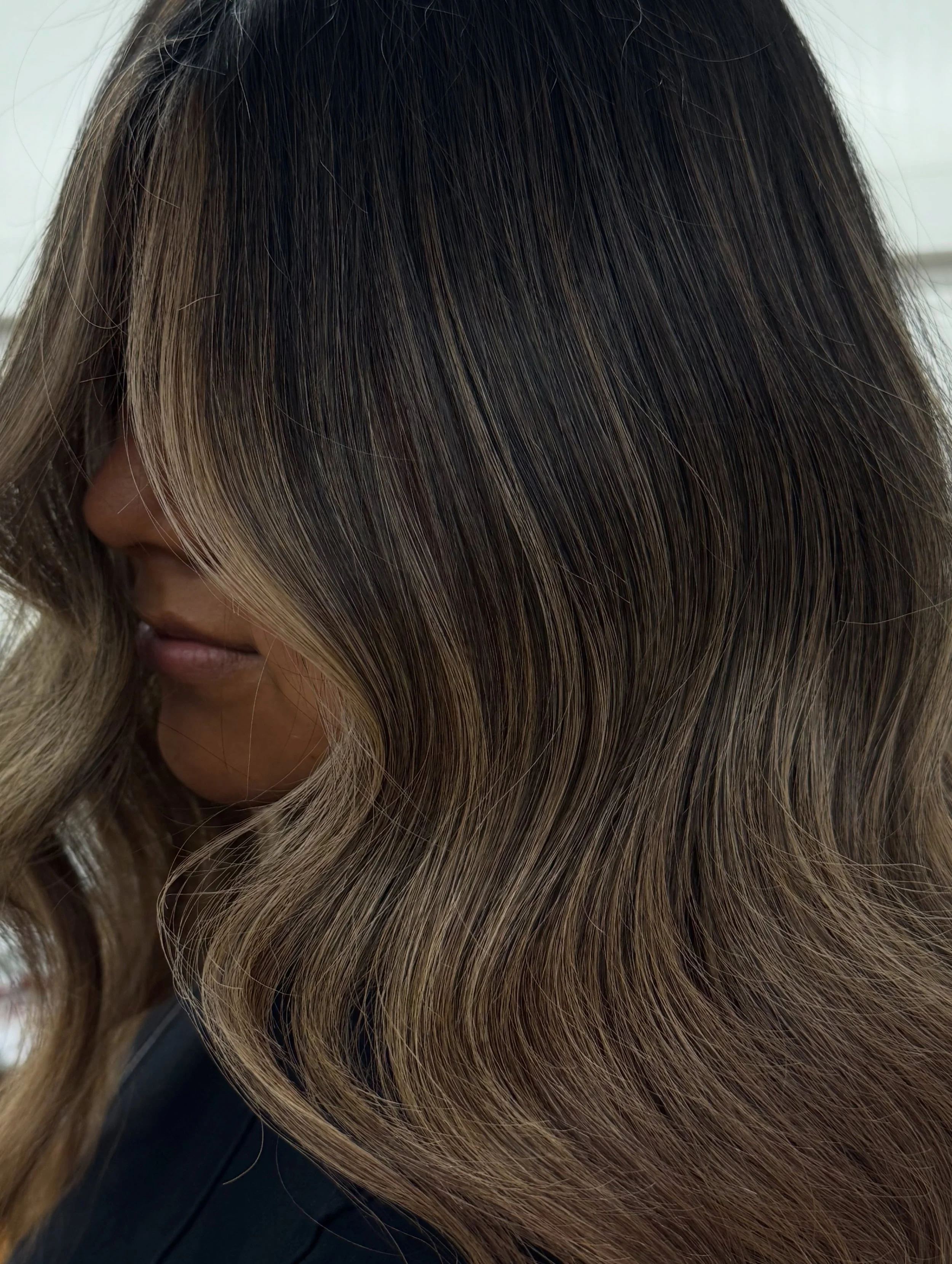 perfect ribbons of dimension ✨

Dare I say, the perfect honey beige Bronde 🍯 ✨ 🧸

Our before ✨

Tiny sections, bold pick ups, packed IN!

Root melt, mid tone &amp; global gloss to enhance the yummy foil work 😌

#redkengloss #redkenpro #redkenobses