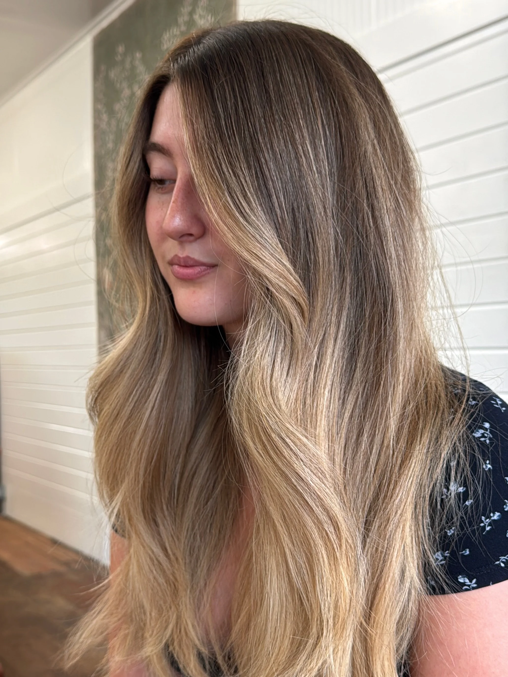 The perfect coastal bronde 🌞🐚🌊🥥

Brightness towards her ends &amp; around her face to give her the pop she was looking for🌊

Dimensional ribbons towards the mids and root for a soft grow-out 🥥

Toned her with @redkenpro shades EQ  to marry the 