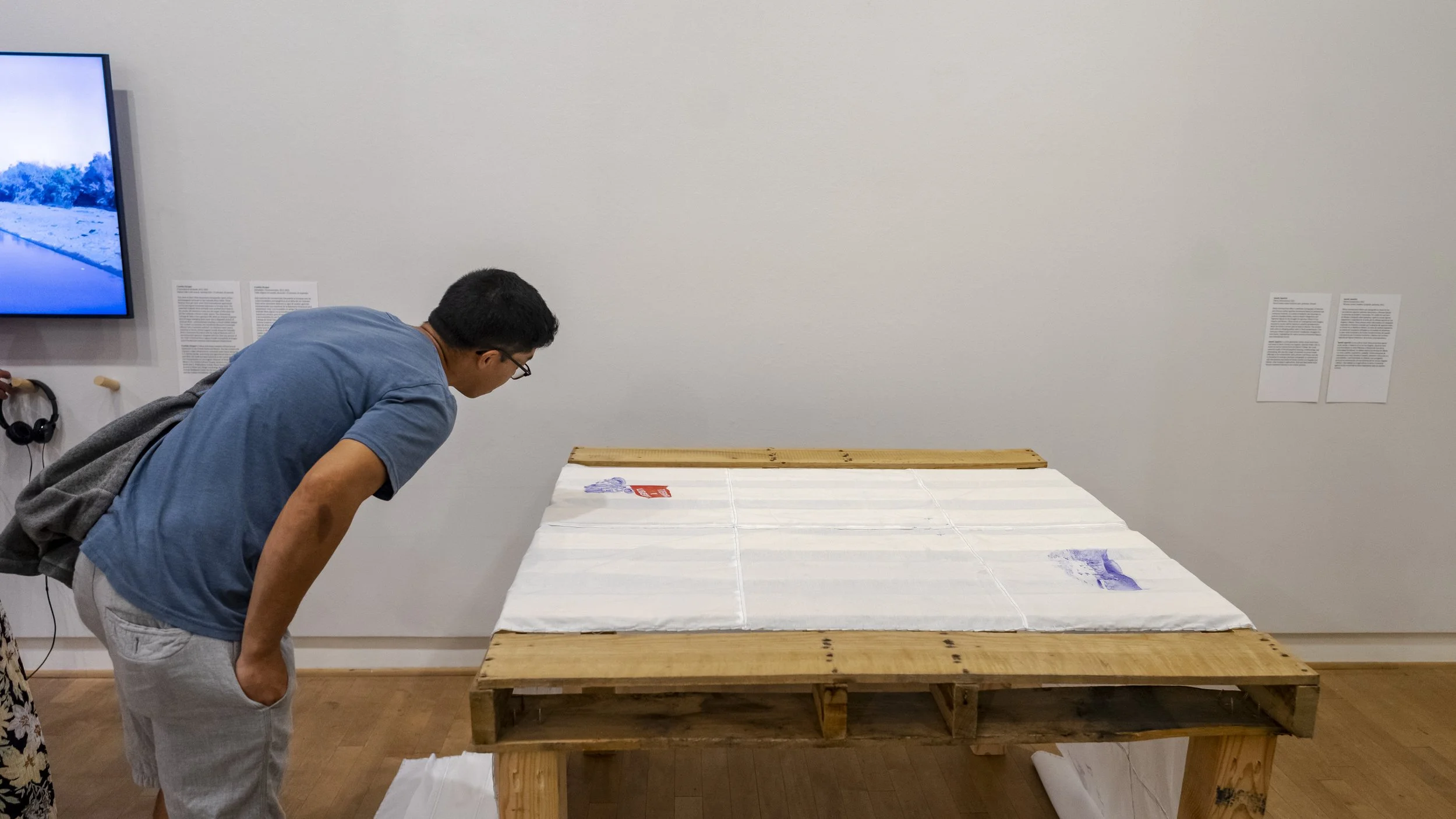 Obrere Internacional, 2022, Textile: 19 x 3.6 feet Table: 4 x 3.3 x 2.3 feet.
Exhibited at the Mexicali Biennial at the Santa Cruz Museum of Art and History (September 1 - December 31, 2022)