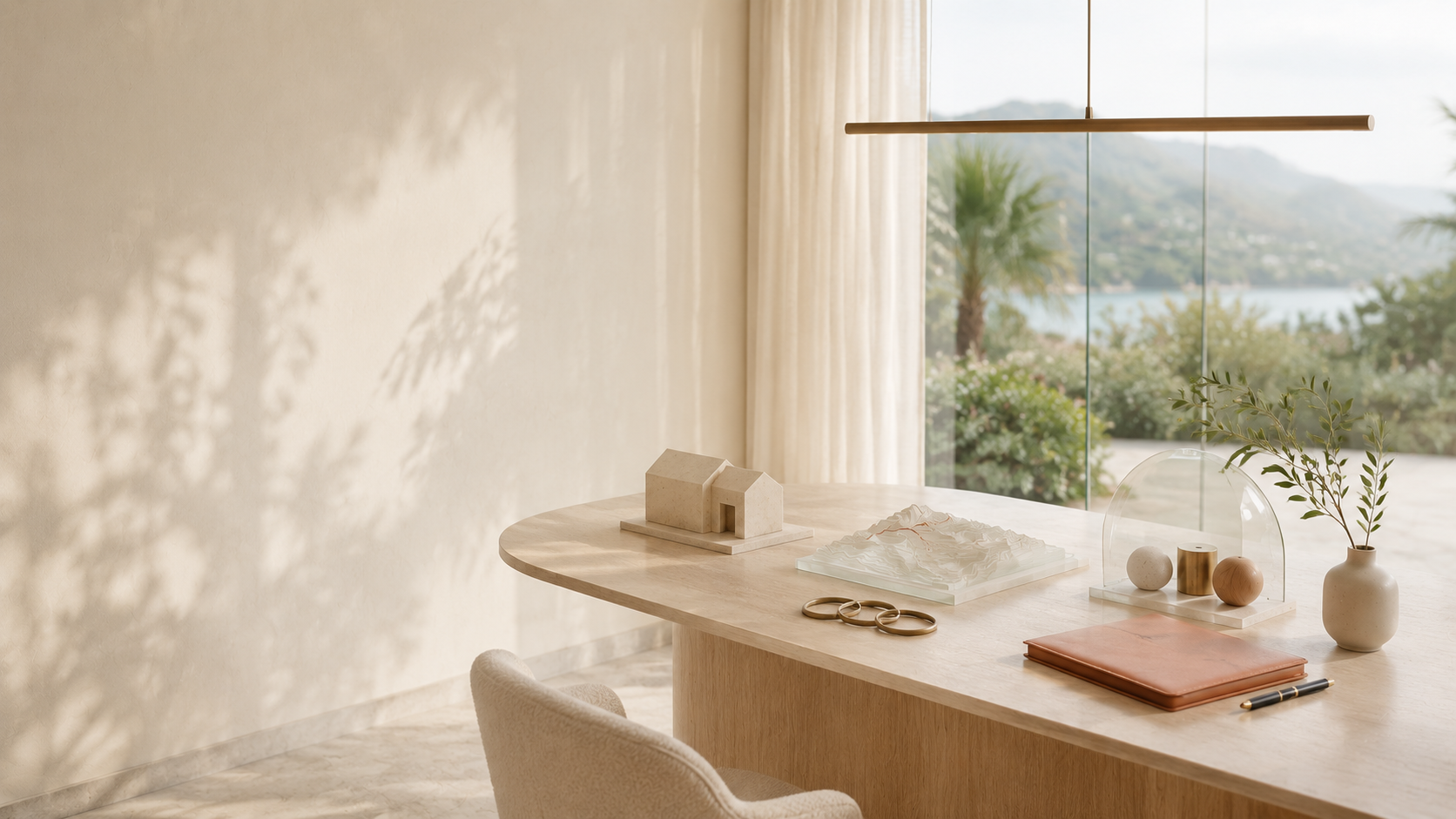Diagnostic patrimonial : maquette architecturale, documents et objets de valeur sur un bureau lumineux