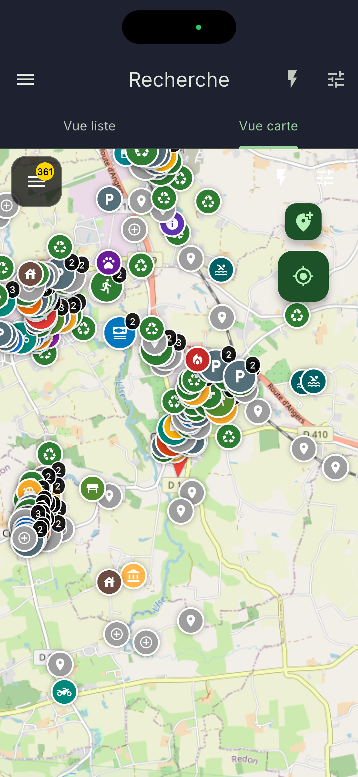 Capture d'écran d'une application de carte avec de nombreux icônes indiquant des points d'intérêt, stationnements, zones de recyclage, parcs, et autres services, dans une région urbaine.